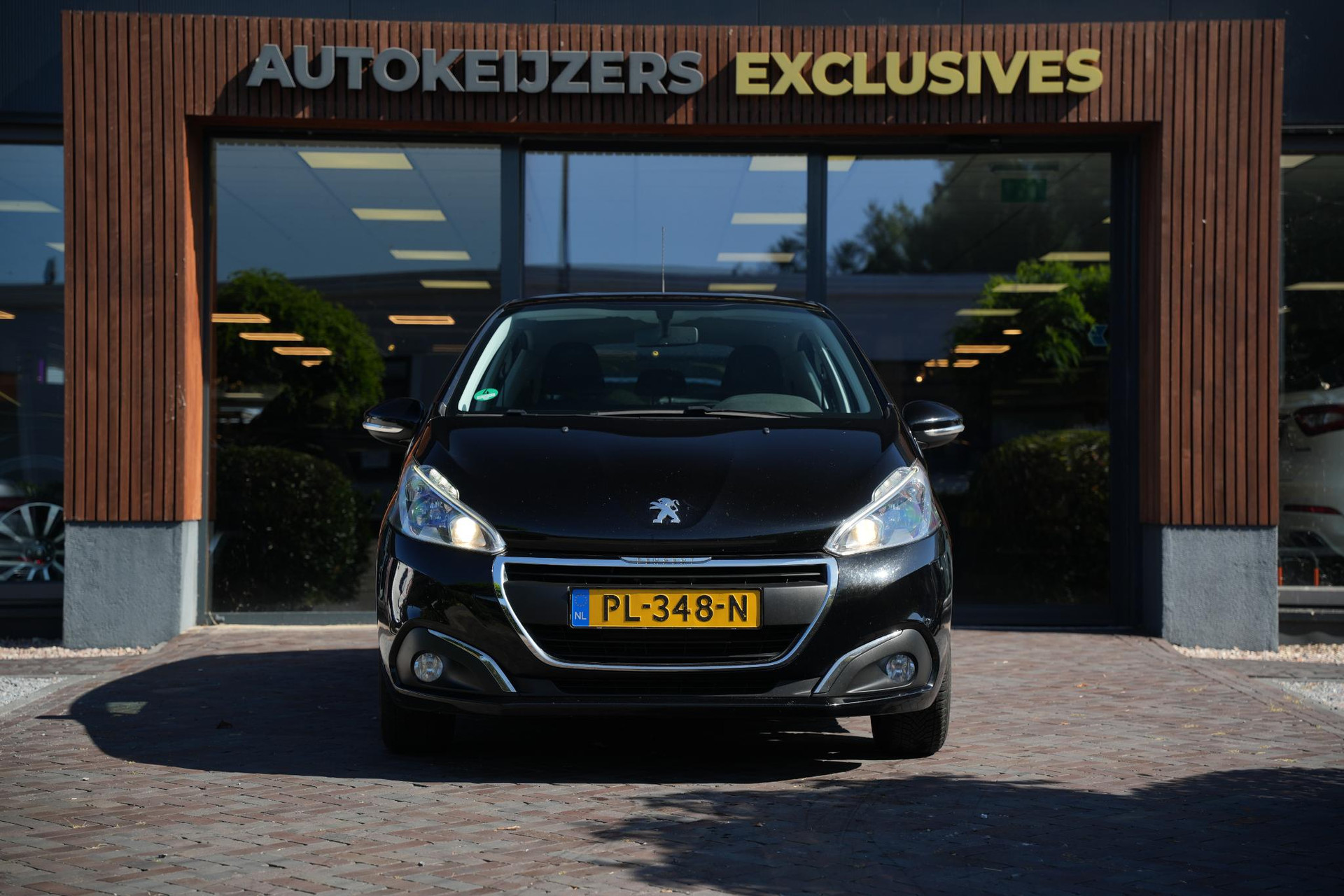 Peugeot 208 1.2 PureTech Blue Lease 2017 BLACK PEARL PAINT (KTV) 3
