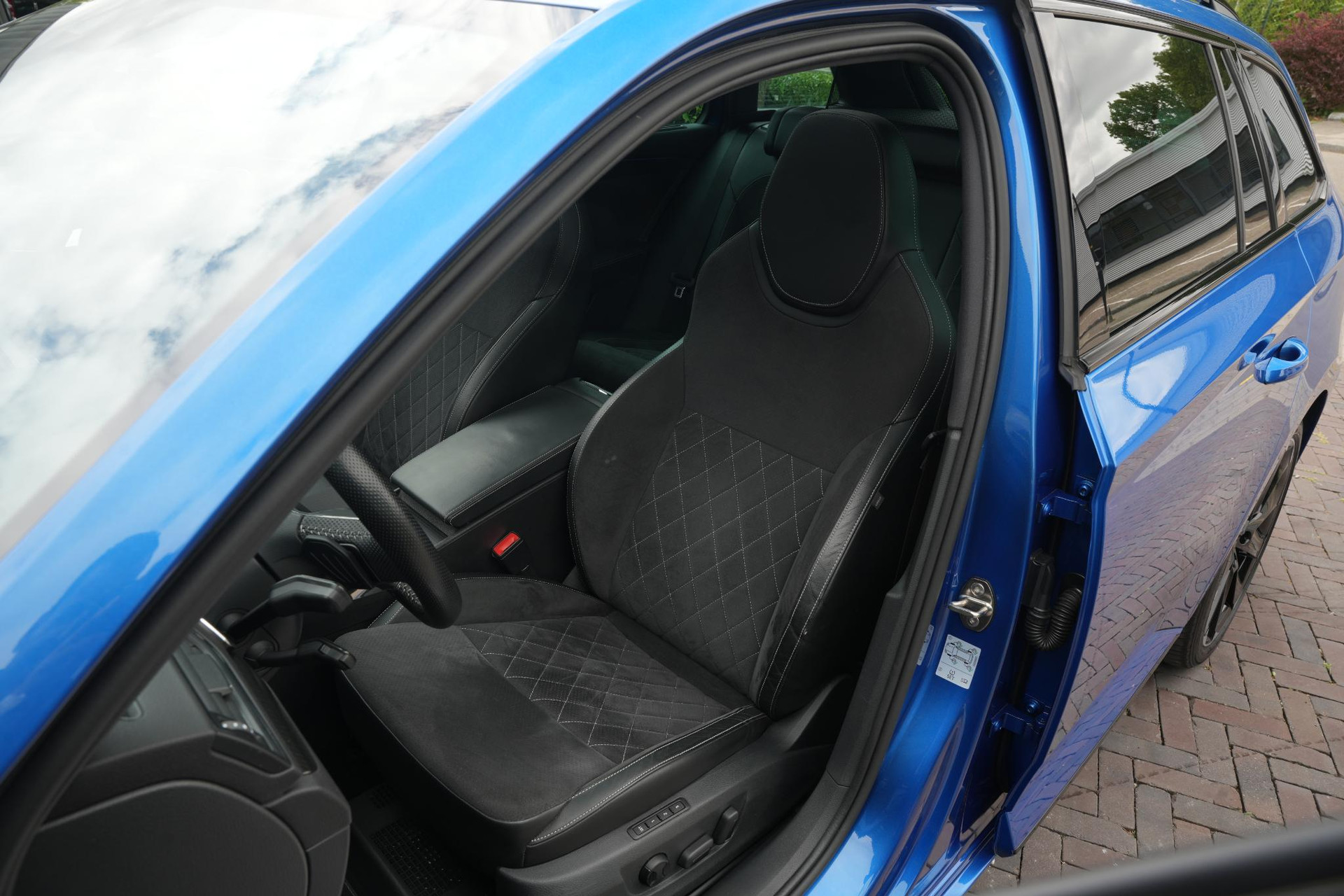 Škoda Superb Combi 1.4 iV Sportline 2021 Race blue metallic 18
