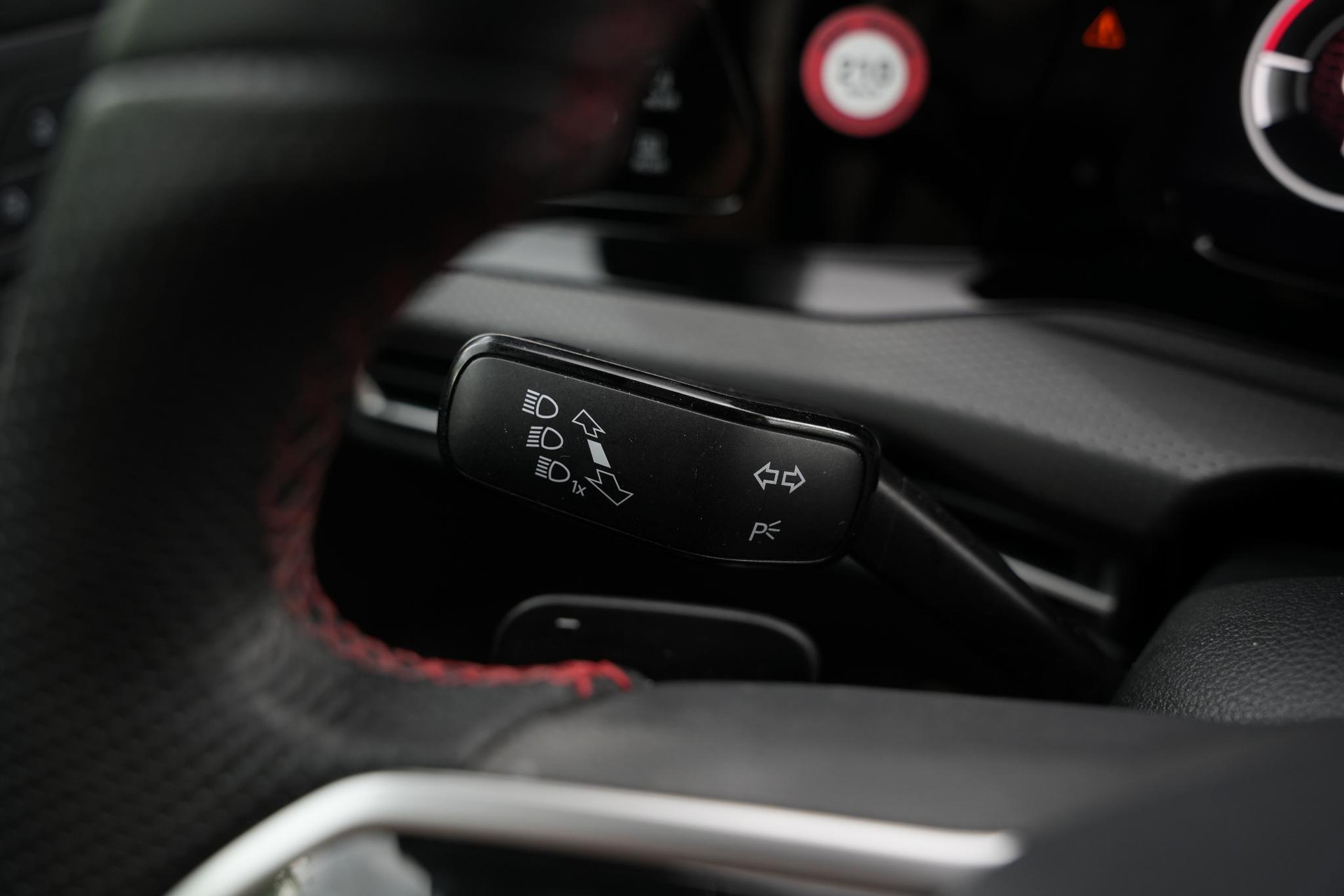 Volkswagen Golf 2.0 TSI GTI 2024 Moonstone grey 37