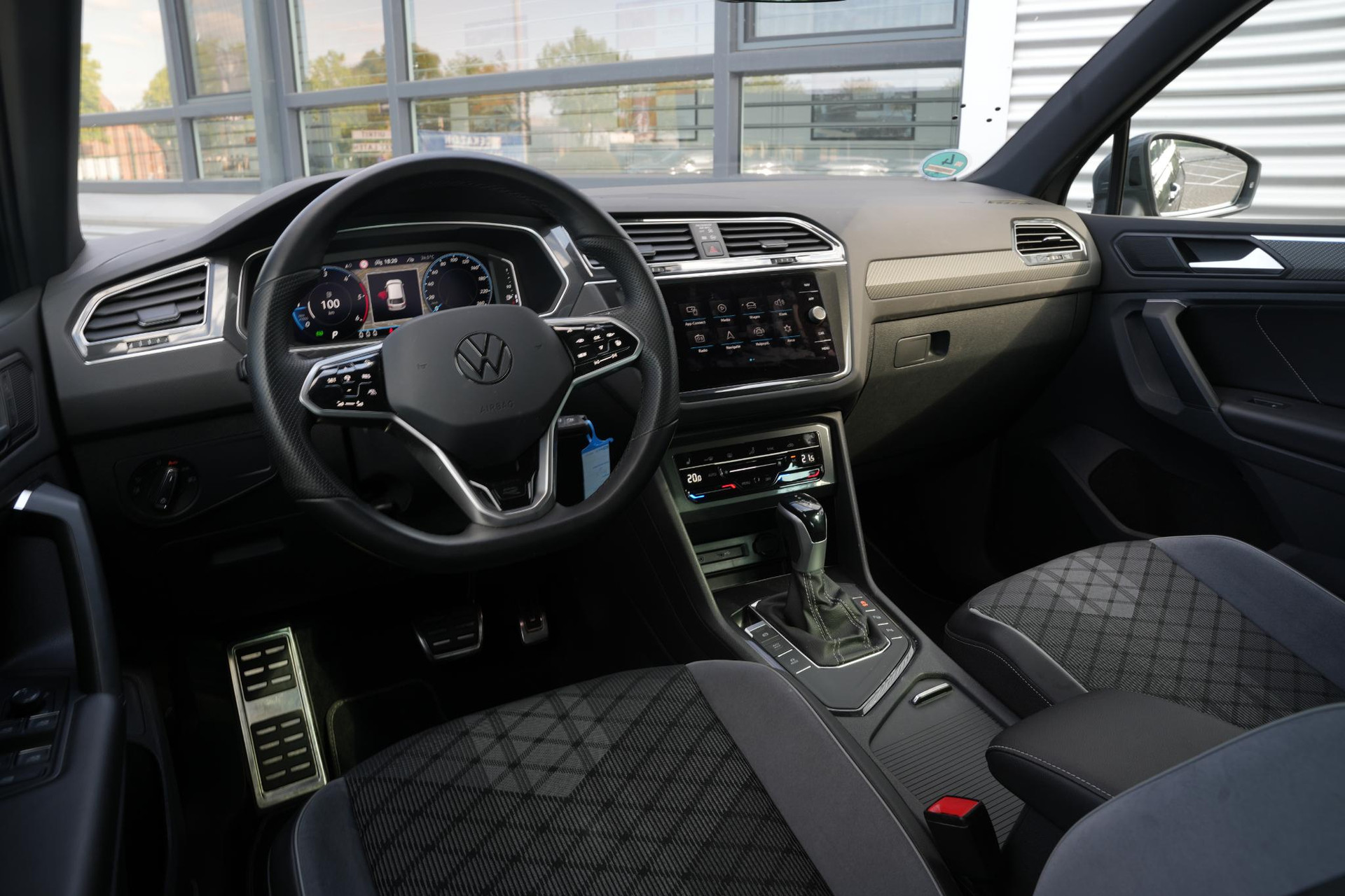 Volkswagen Tiguan 2.0 TDI R-Line Business+ 2023 Dolphin grey metallic (B0) 2