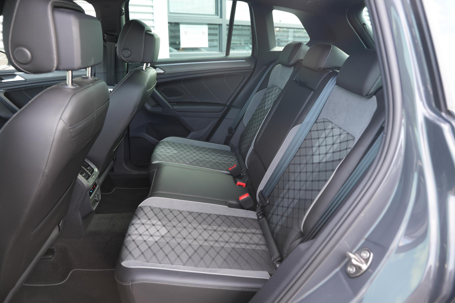 Volkswagen Tiguan 2.0 TDI R-Line Business+ 2023 Dolphin grey metallic (B0) 22