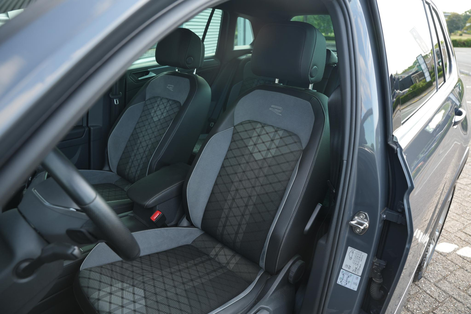 Volkswagen Tiguan 2.0 TDI R-Line Business+ 2023 Dolphin grey metallic (B0) 27