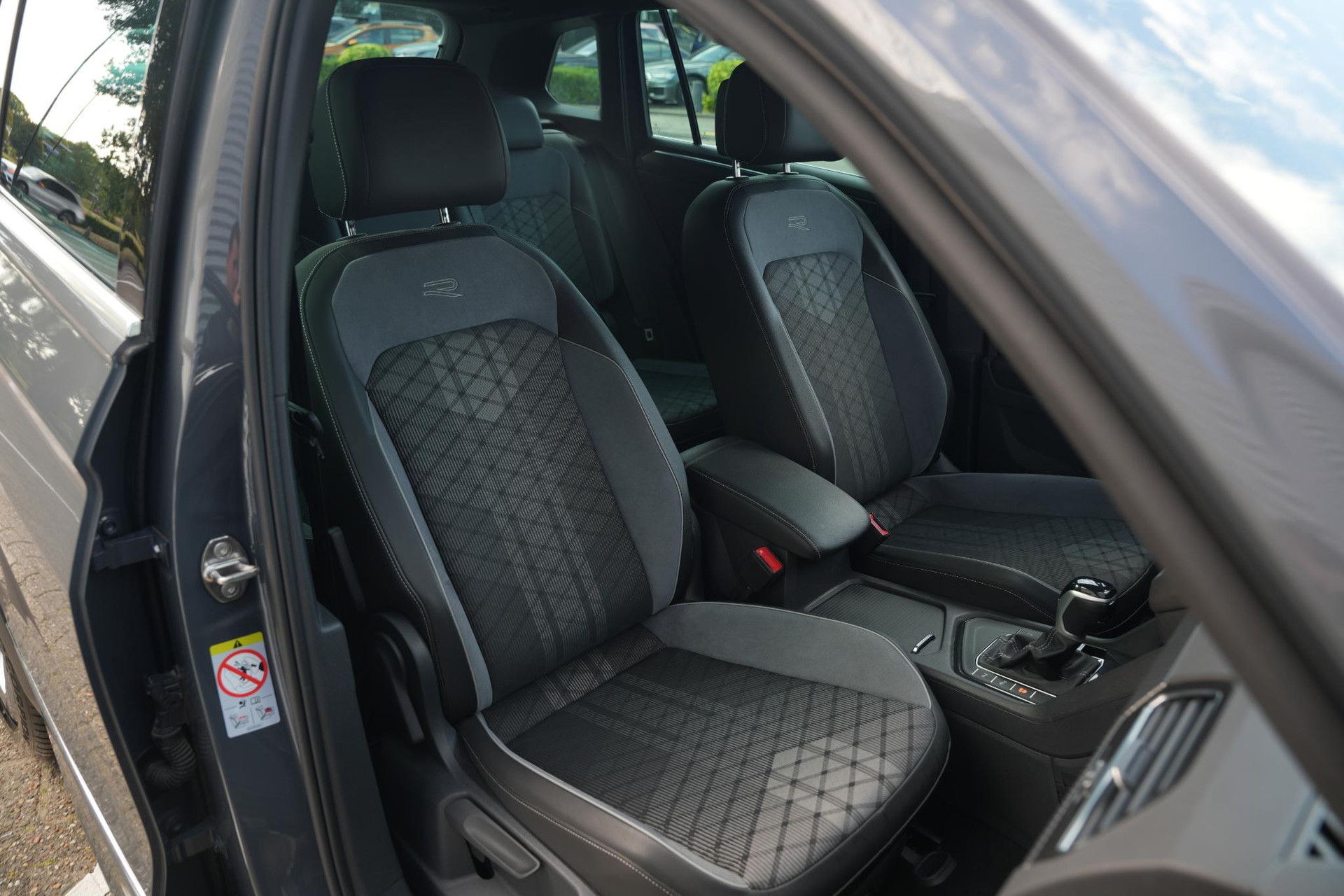 Volkswagen Tiguan 2.0 TDI R-Line Business+ 2023 Dolphin grey metallic (B0) 28