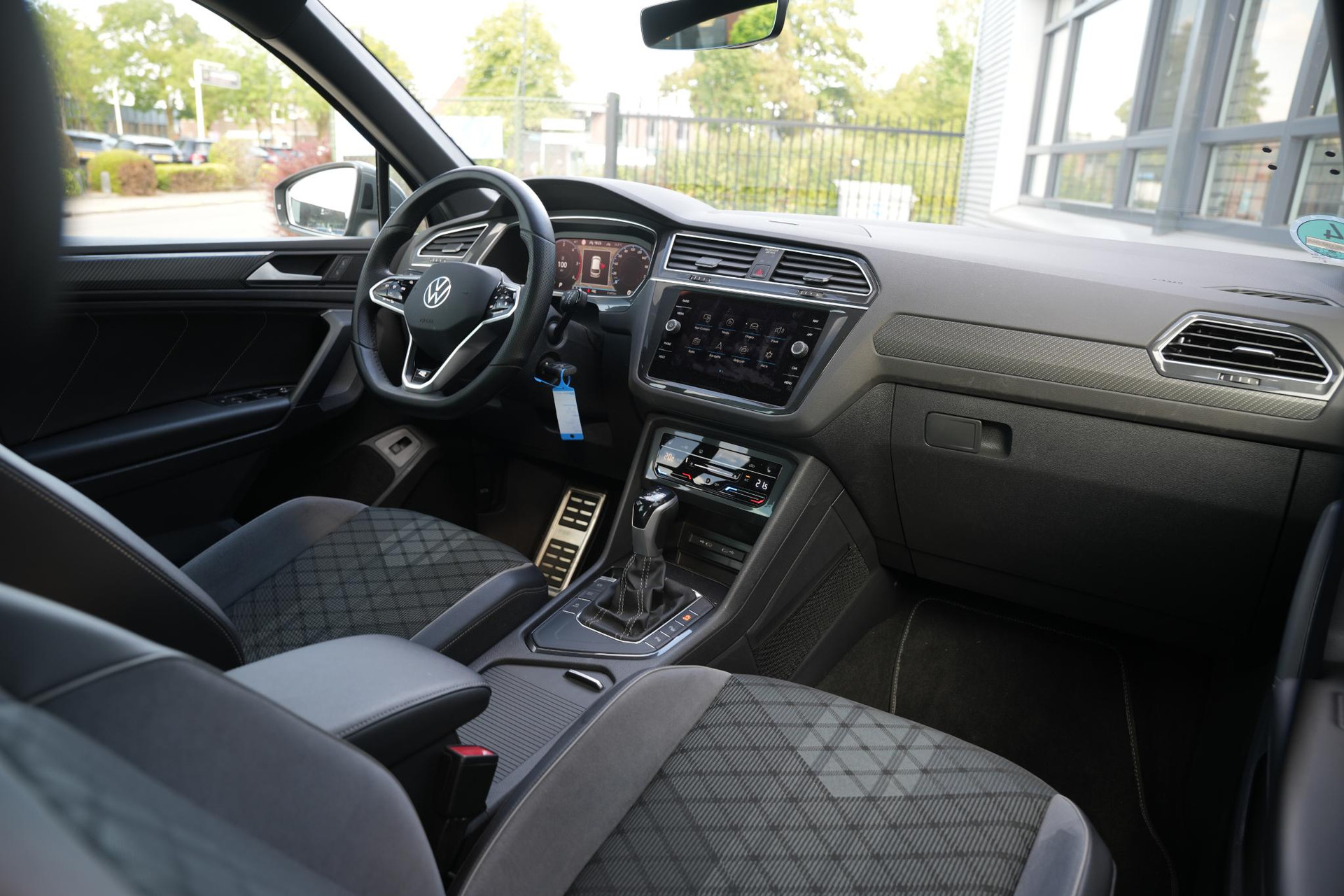 Volkswagen Tiguan 2.0 TDI R-Line Business+ 2023 Dolphin grey metallic (B0) 30