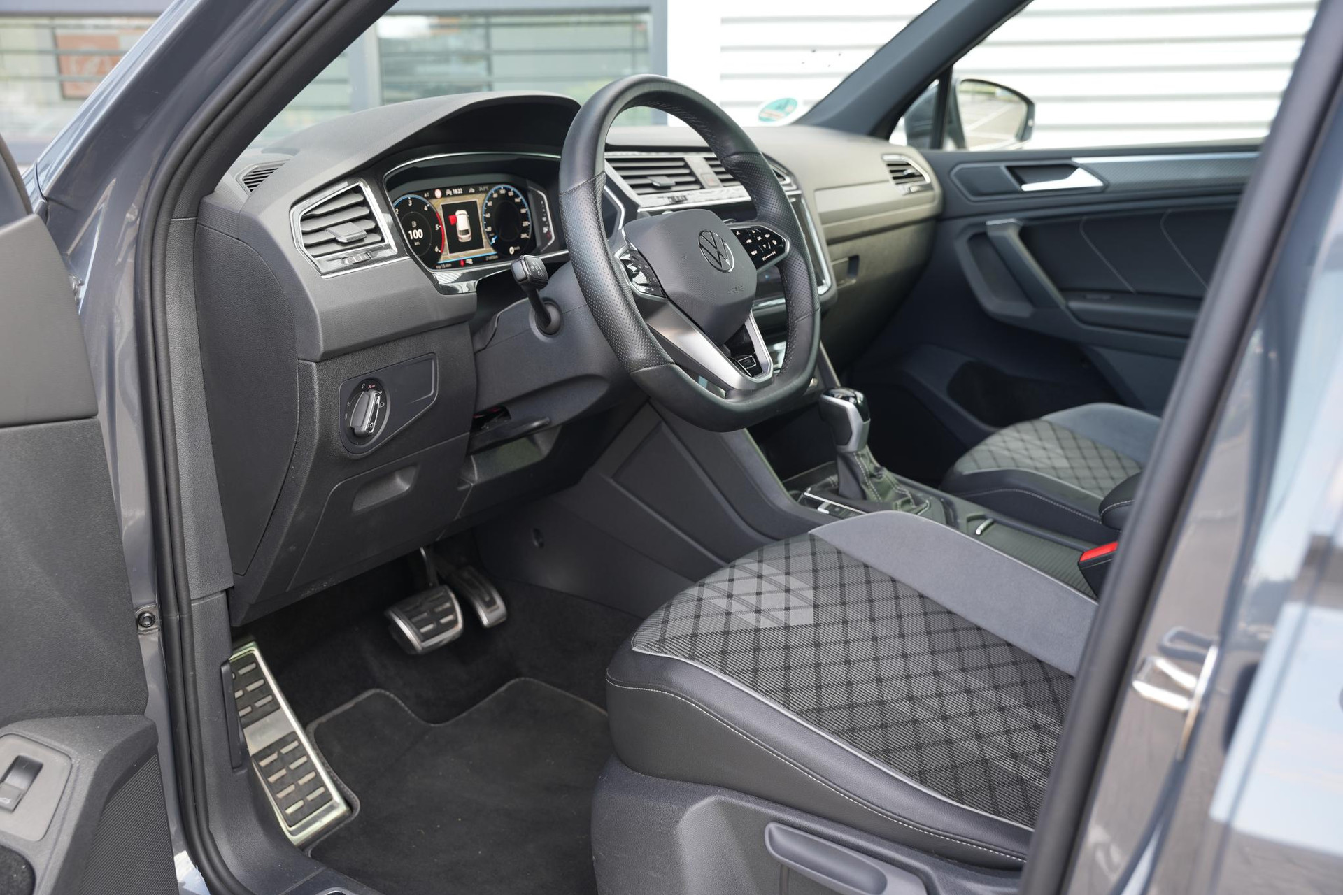 Volkswagen Tiguan 2.0 TDI R-Line Business+ 2023 Dolphin grey metallic (B0) 6