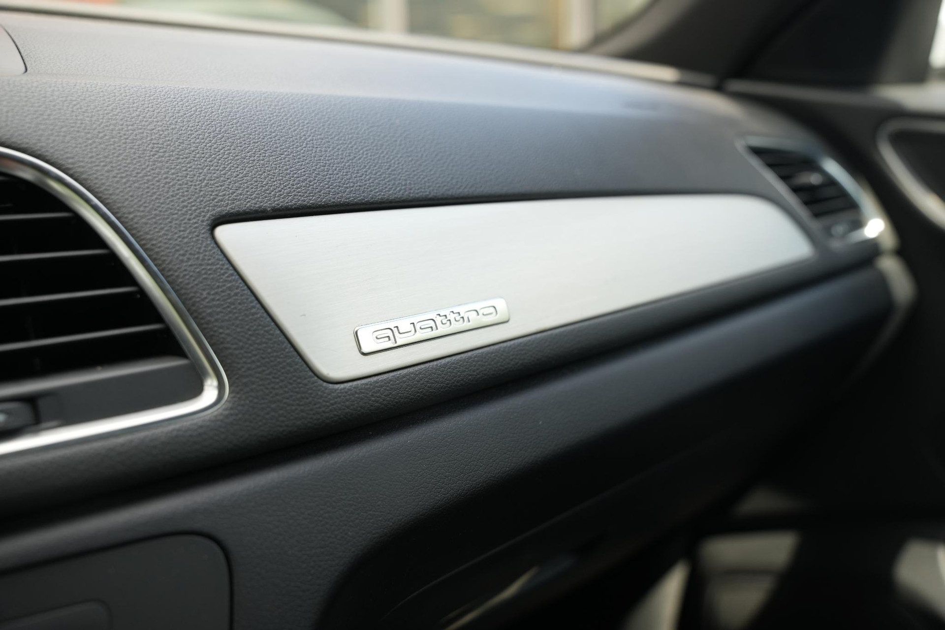 Audi Q3 2.0 TDI quattro S Edition 2013 Metallic glacier white (2Y) 37
