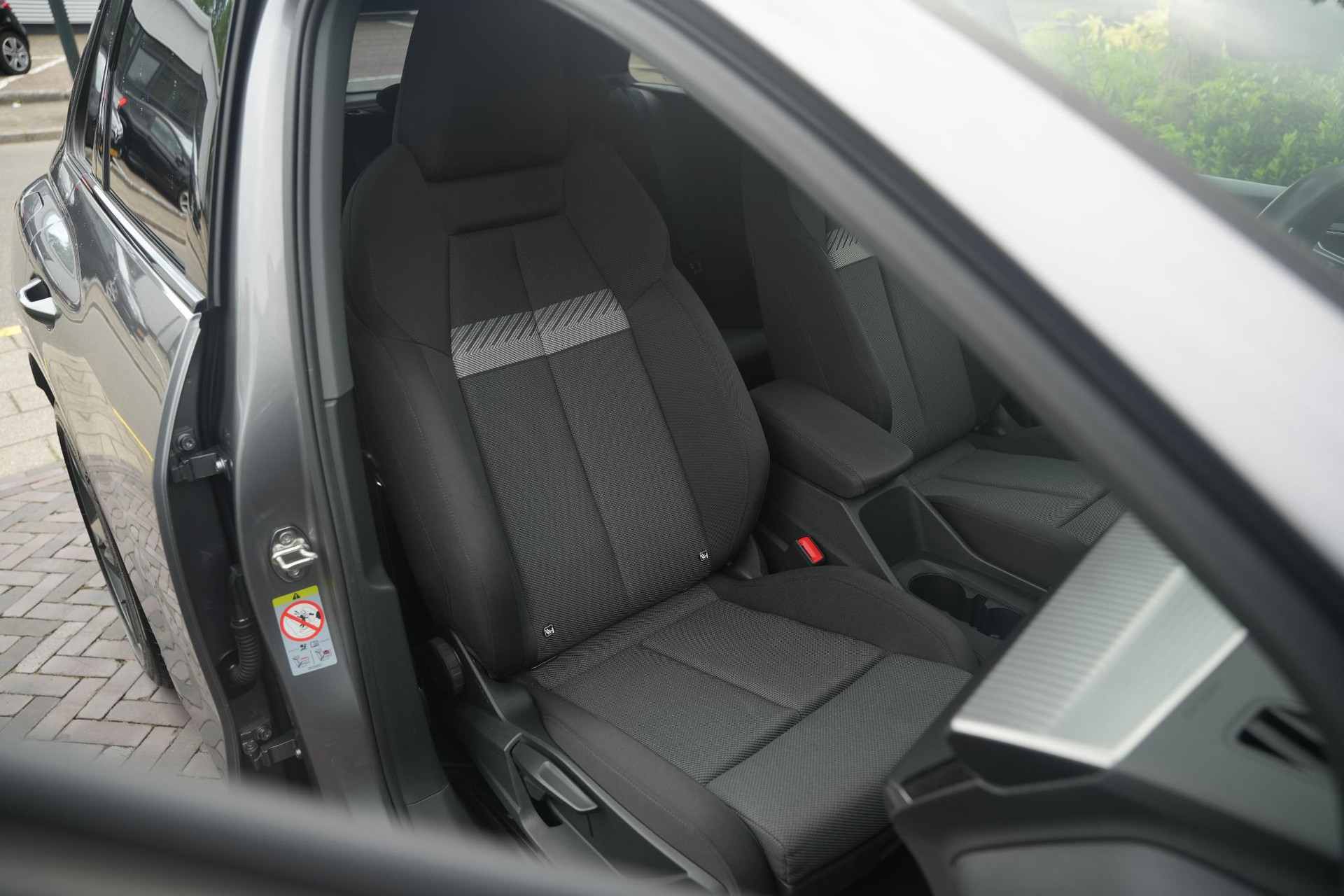 Audi Q4 e-tron 35 Launch edition Advanced 55 kWh 2021 Typhoongrijs metallic 17