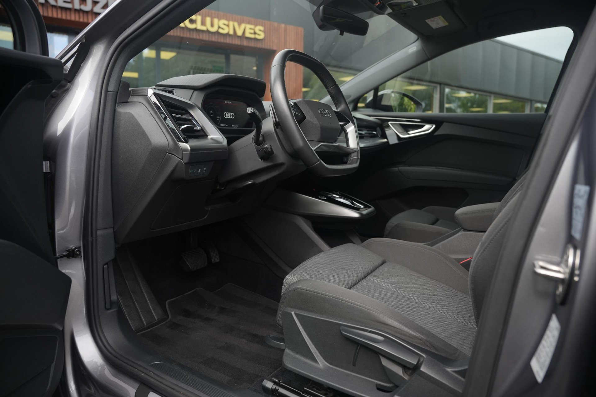 Audi Q4 e-tron 35 Launch edition Advanced 55 kWh 2021 Typhoongrijs metallic 2