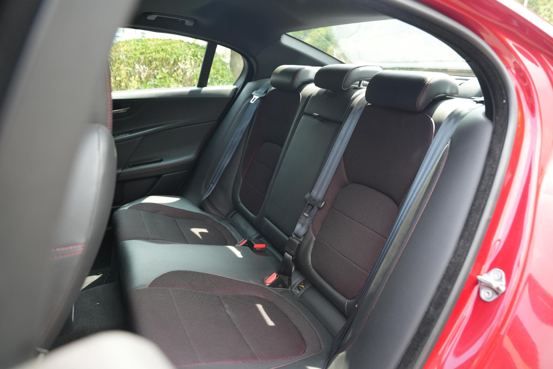 Jaguar XE 2.0 Portfolio 2016 Exterior Paint - Firenze (1AF) 10