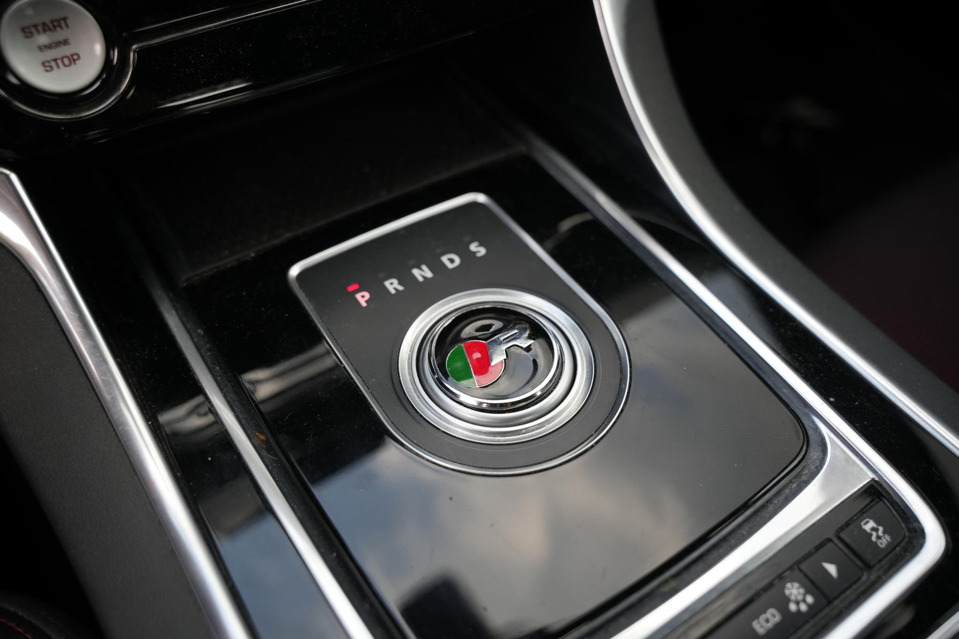Jaguar XE 2.0 Portfolio 2016 Exterior Paint - Firenze (1AF) 14