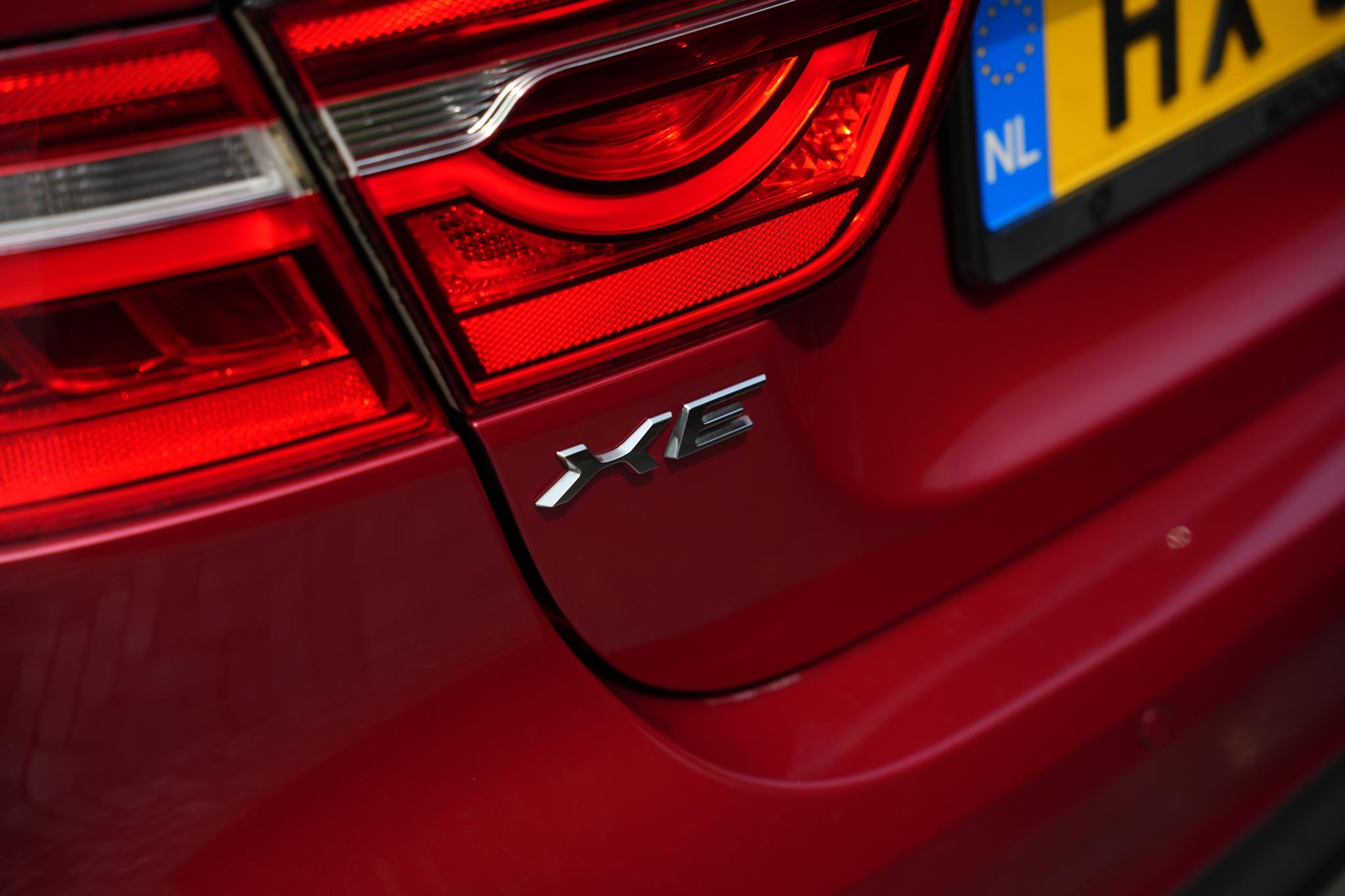 Jaguar XE 2.0 Portfolio 2016 Exterior Paint - Firenze (1AF) 17