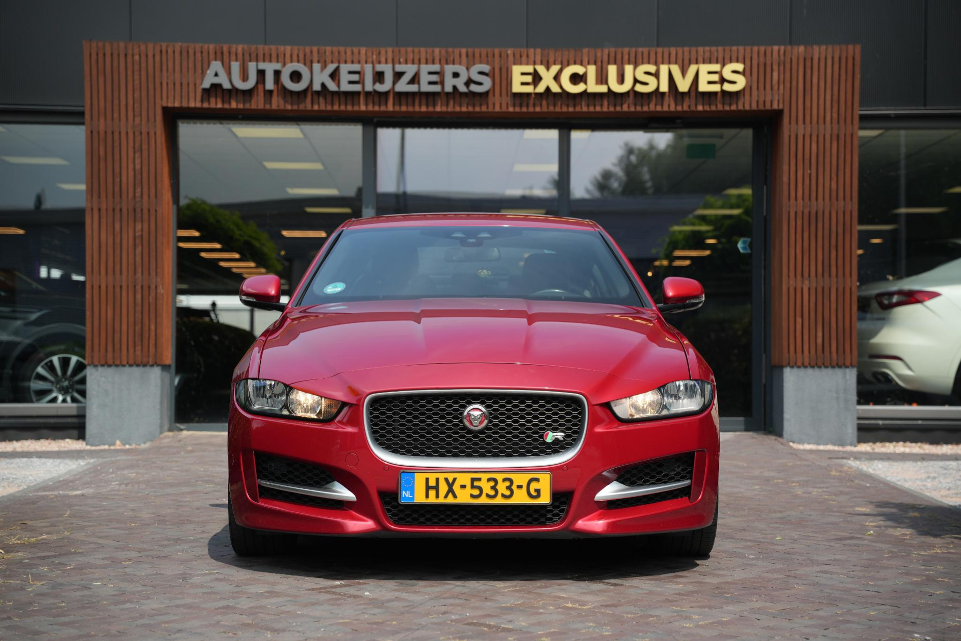 Jaguar XE 2.0 Portfolio 2016 Exterior Paint - Firenze (1AF) 3