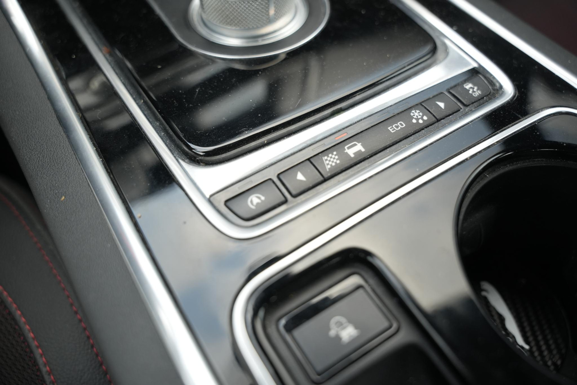 Jaguar XE 2.0 Portfolio 2016 Exterior Paint - Firenze (1AF) 34