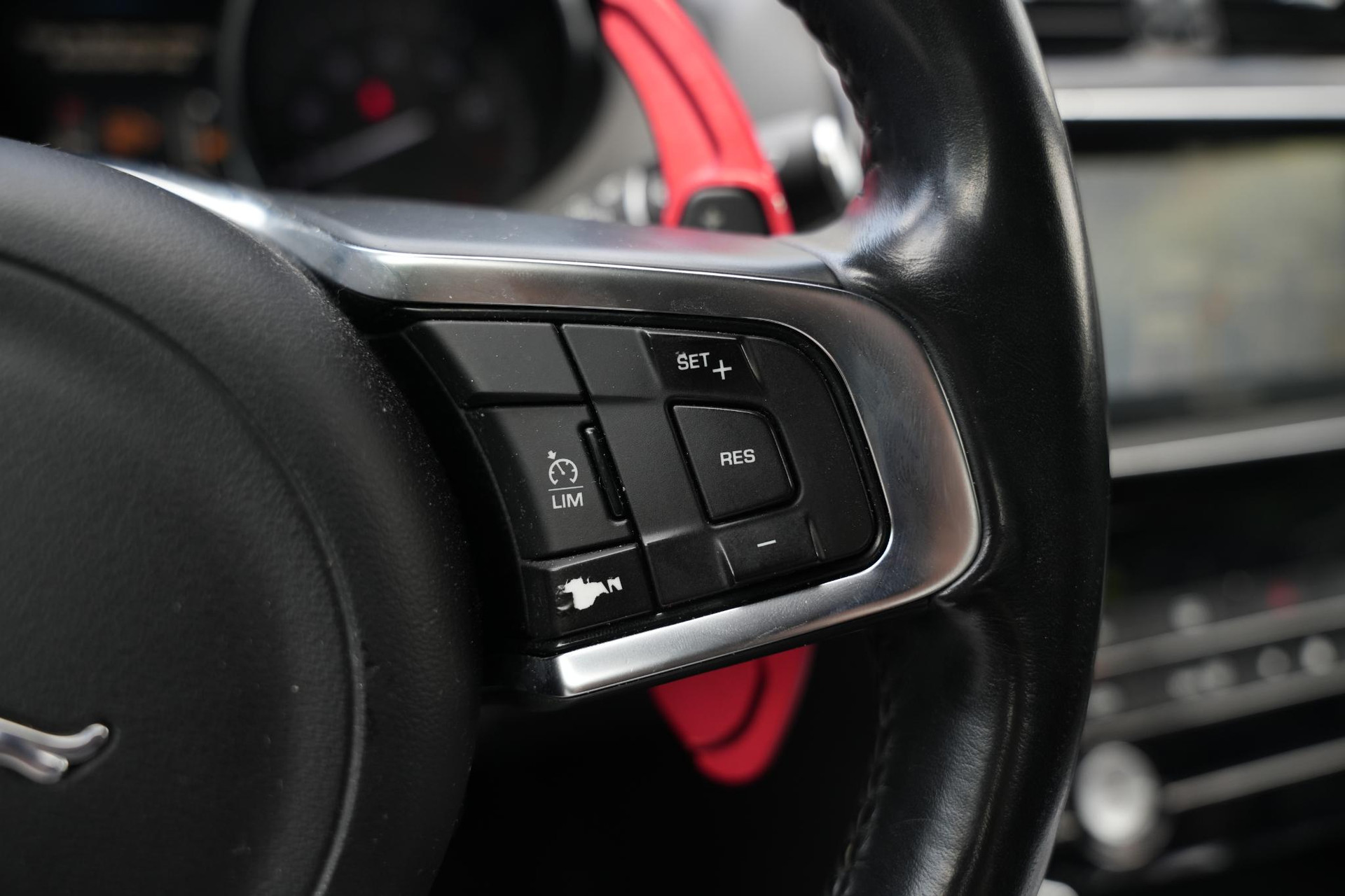 Jaguar XE 2.0 Portfolio 2016 Exterior Paint - Firenze (1AF) 40