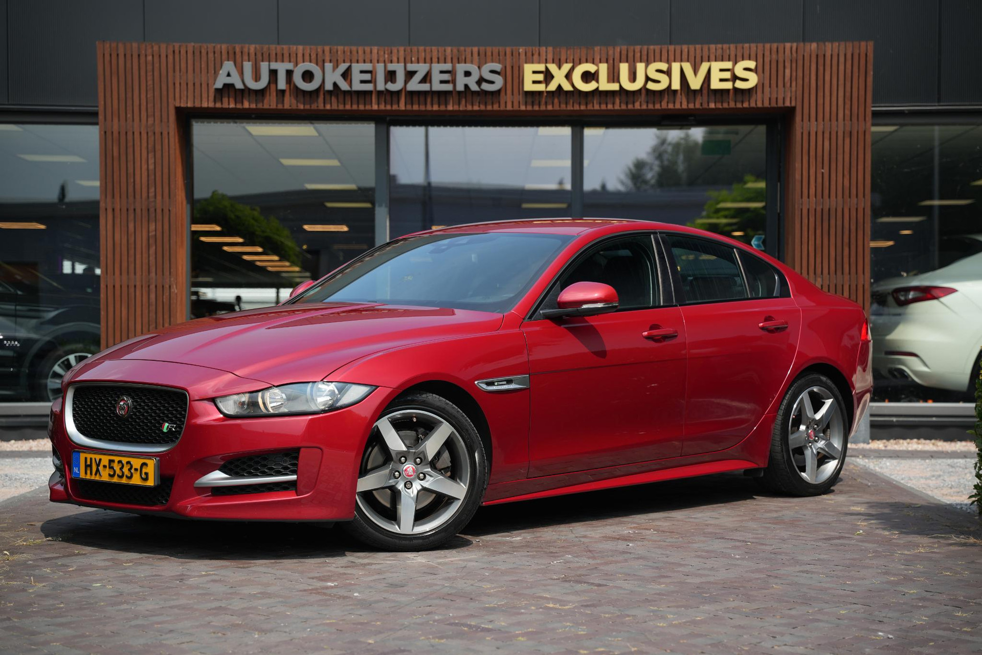Jaguar XE 2.0 Portfolio 2016 Exterior Paint - Firenze (1AF) 5