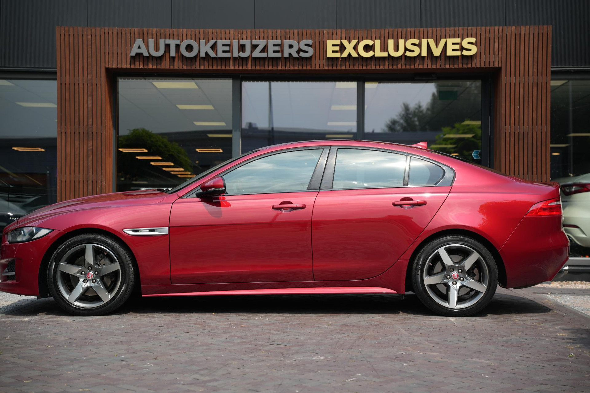 Jaguar XE 2.0 Portfolio 2016 Exterior Paint - Firenze (1AF) 7