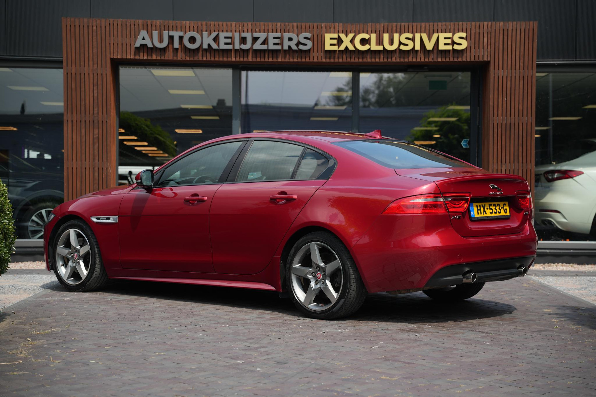 Jaguar XE 2.0 Portfolio 2016 Exterior Paint - Firenze (1AF) 9
