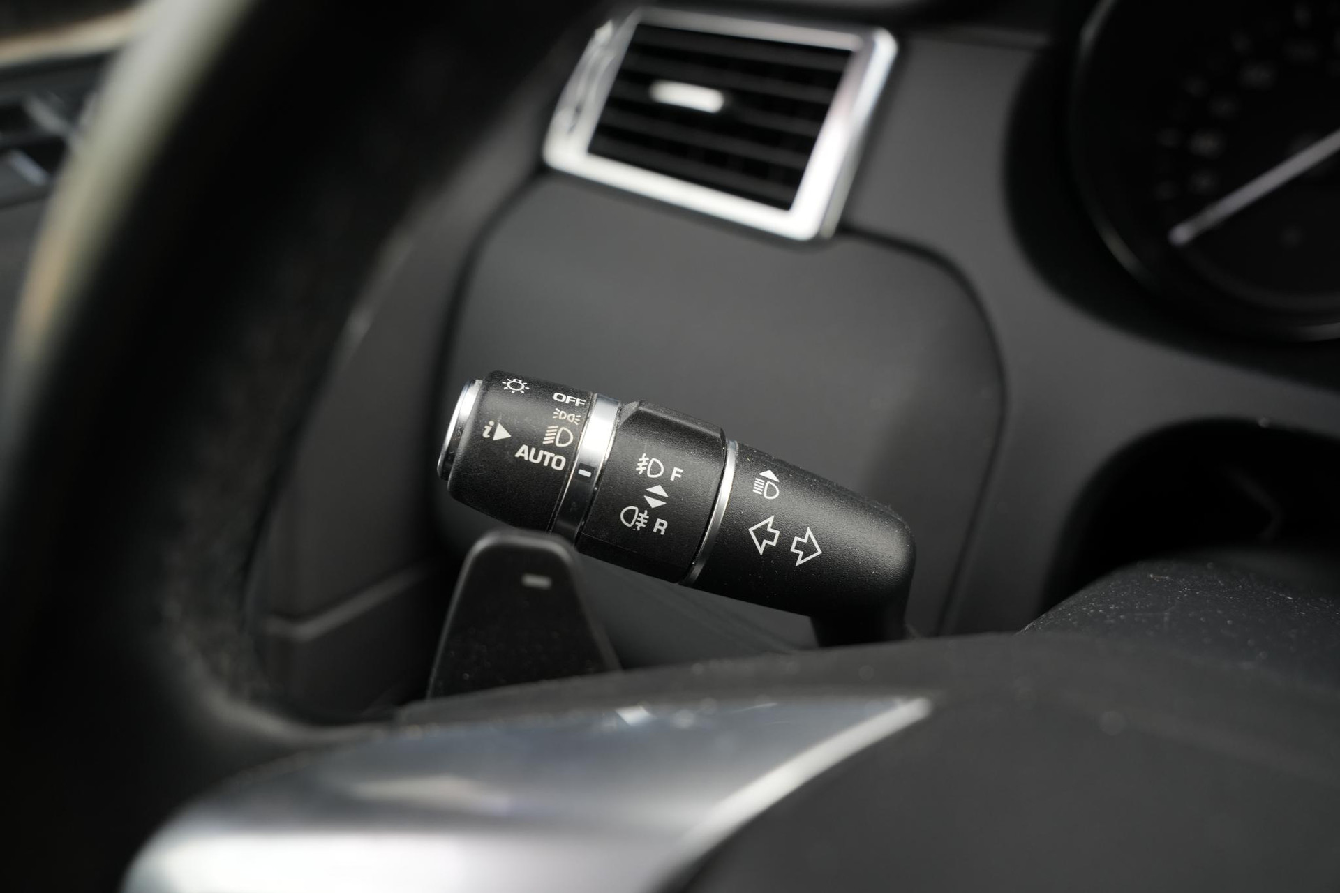 Land Rover Discovery Sport 2.0 Si4 SE 2019 Exterior Paint - Corris Grey (1AB) 39