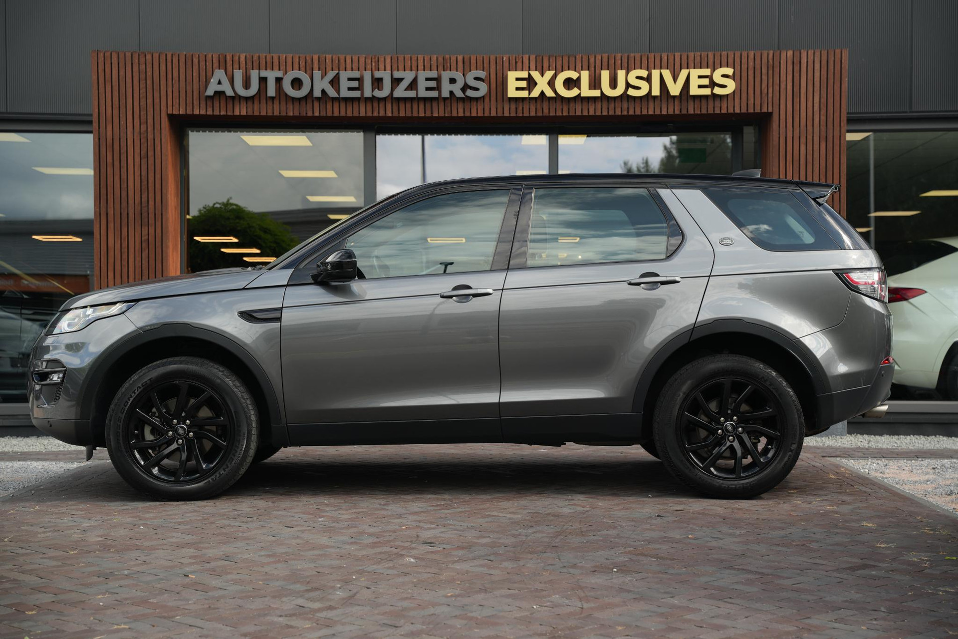 Land Rover Discovery Sport 2.0 Si4 SE 2019 Exterior Paint - Corris Grey (1AB) 7