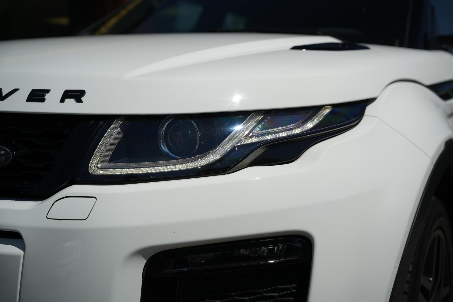Land Rover Range Rover Evoque 2.0 Si4 HSE Dynamic 2016 Exterior Paint - Fuji White (1AA) 13