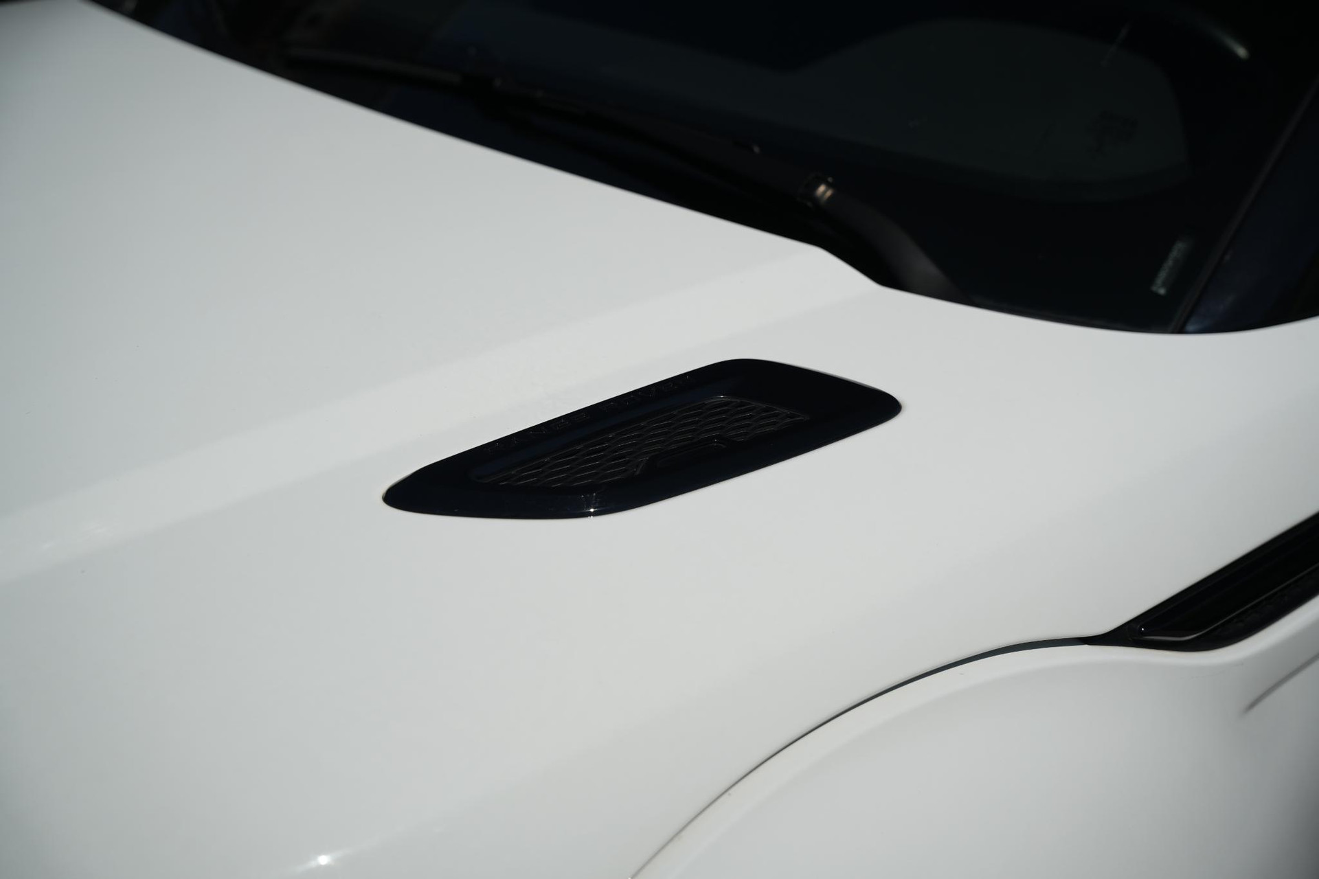 Land Rover Range Rover Evoque 2.0 Si4 HSE Dynamic 2016 Exterior Paint - Fuji White (1AA) 21