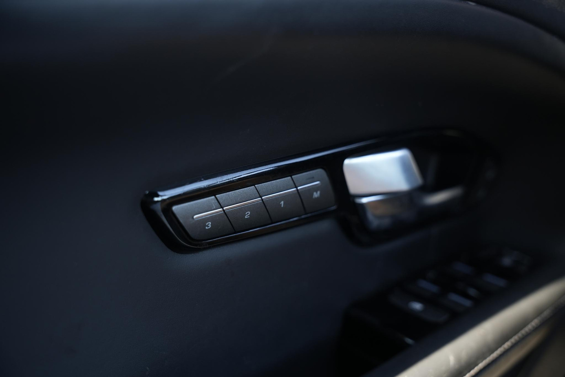 Land Rover Range Rover Evoque 2.0 Si4 HSE Dynamic 2016 Exterior Paint - Fuji White (1AA) 39