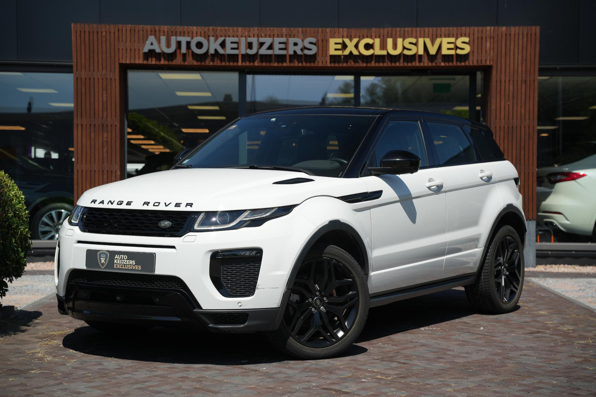 Land Rover Range Rover Evoque 2.0 Si4 HSE Dynamic 2016 Exterior Paint - Fuji White (1AA) 5