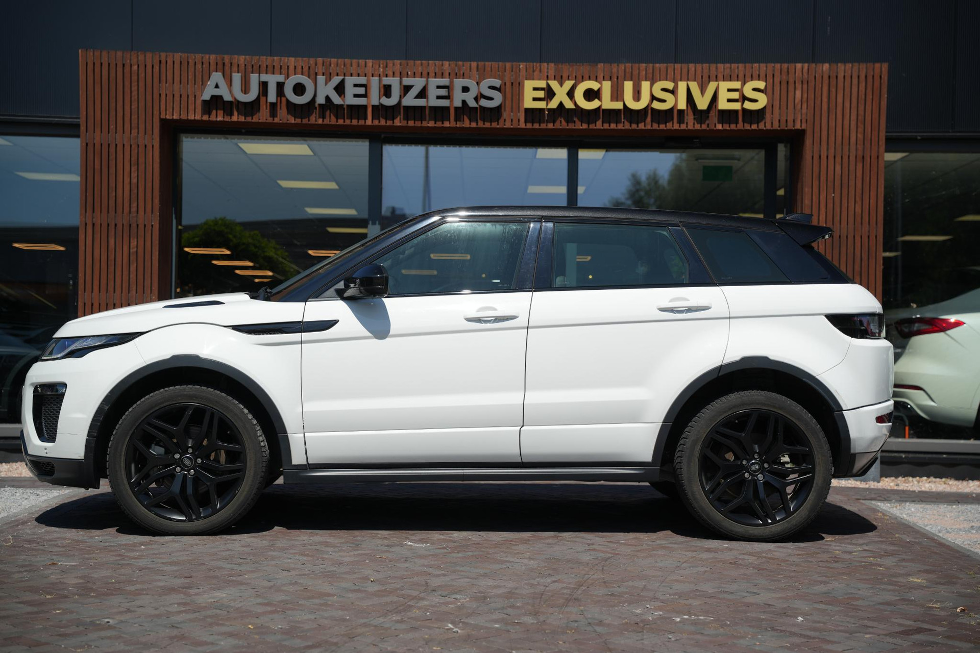 Land Rover Range Rover Evoque 2.0 Si4 HSE Dynamic 2016 Exterior Paint - Fuji White (1AA) 7