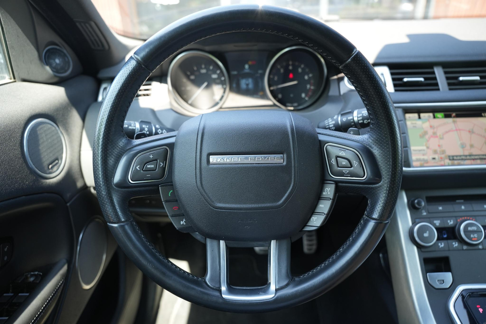 Land Rover Range Rover Evoque 2.0 Si4 HSE Dynamic 2016 Exterior Paint - Fuji White (1AA) 8