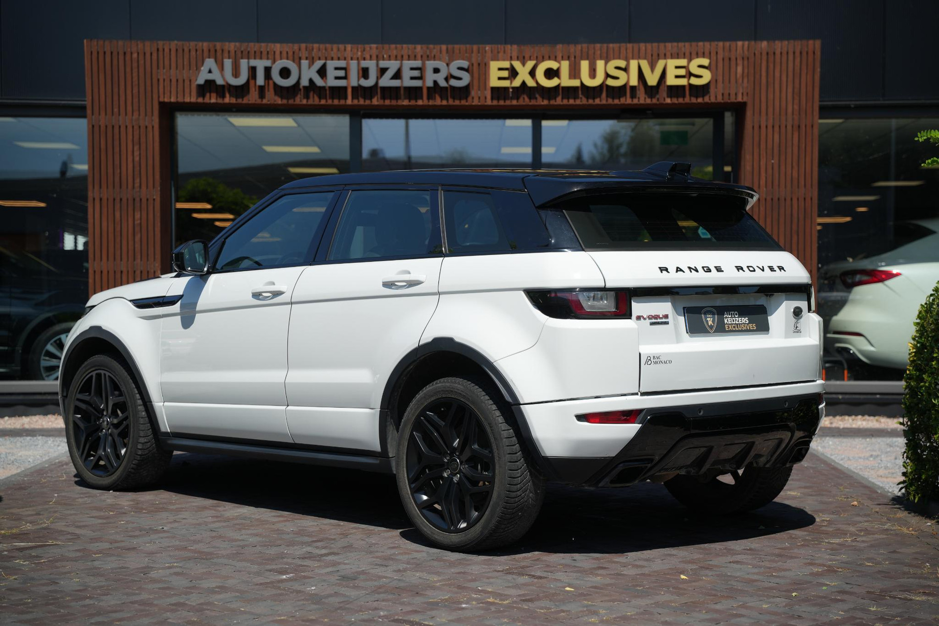 Land Rover Range Rover Evoque 2.0 Si4 HSE Dynamic 2016 Exterior Paint - Fuji White (1AA) 9