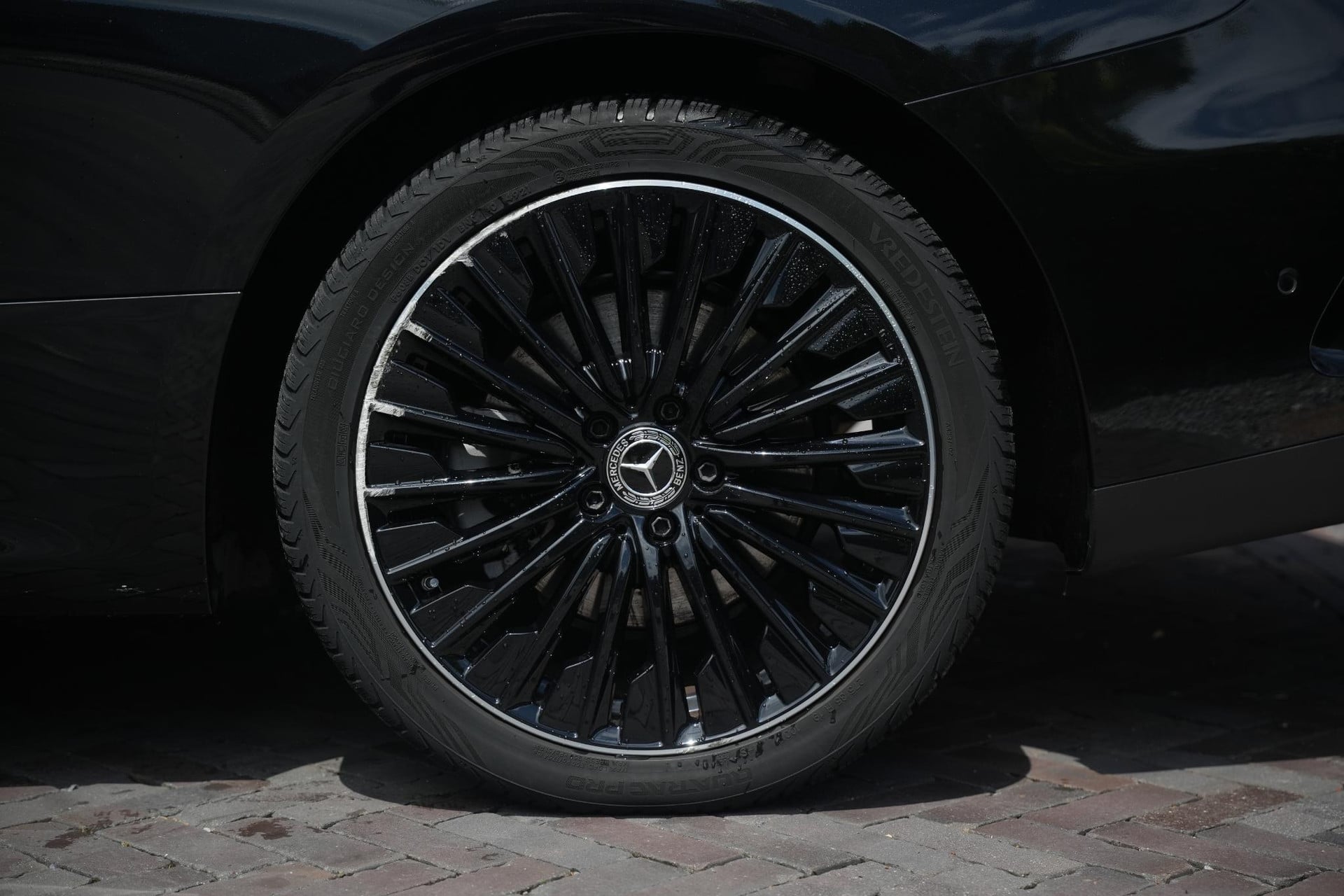 Mercedes-Benz CLE Coupé 300 e AMG Line 2026 Obsidian black - metallic finish (197U) 11