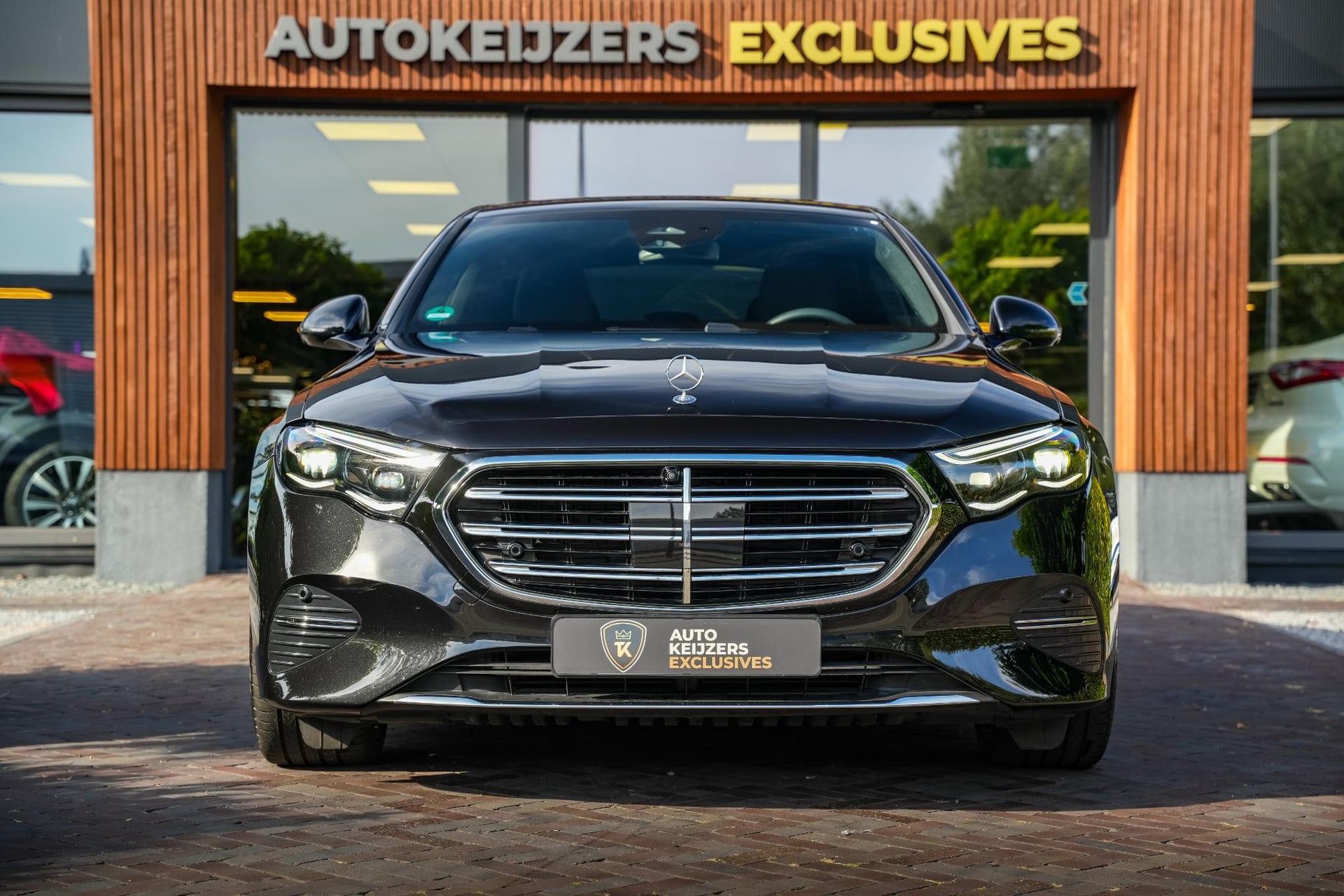 Mercedes-Benz E-Klasse E-klasse 200 AMG 2025 Obsidian black - metallic finish (197U) 3