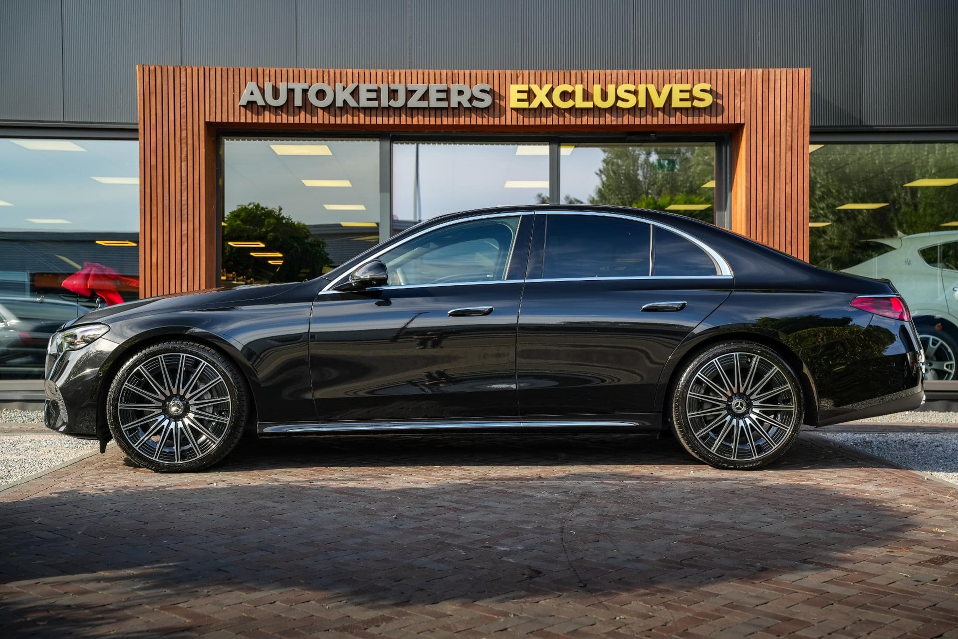 Mercedes-Benz E-Klasse E-klasse 200 AMG 2025 Obsidian black - metallic finish (197U) 5