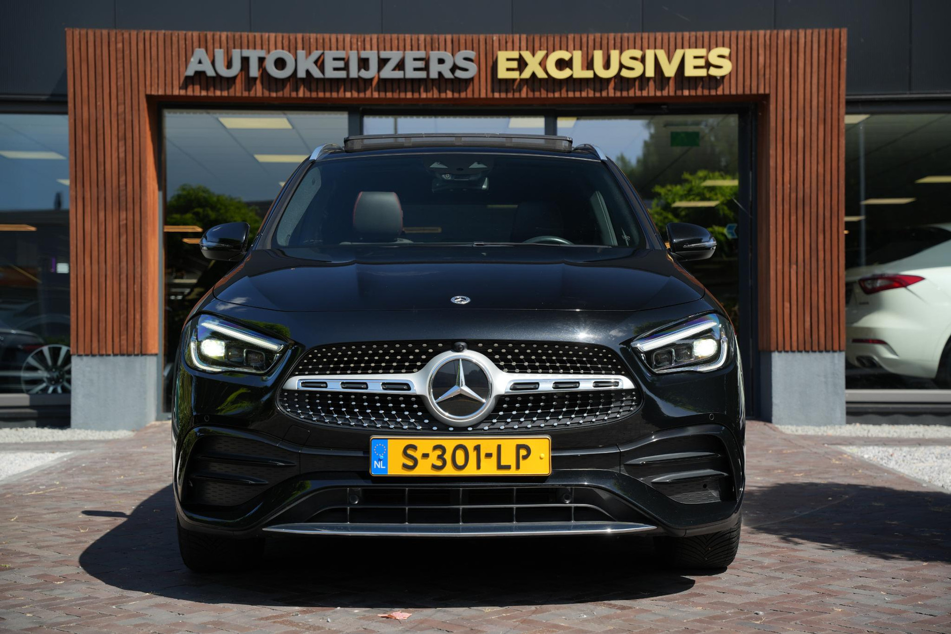 Mercedes-Benz GLA 200 2020 COSMOS BLACK - METALLIC FINISH (191U) 3