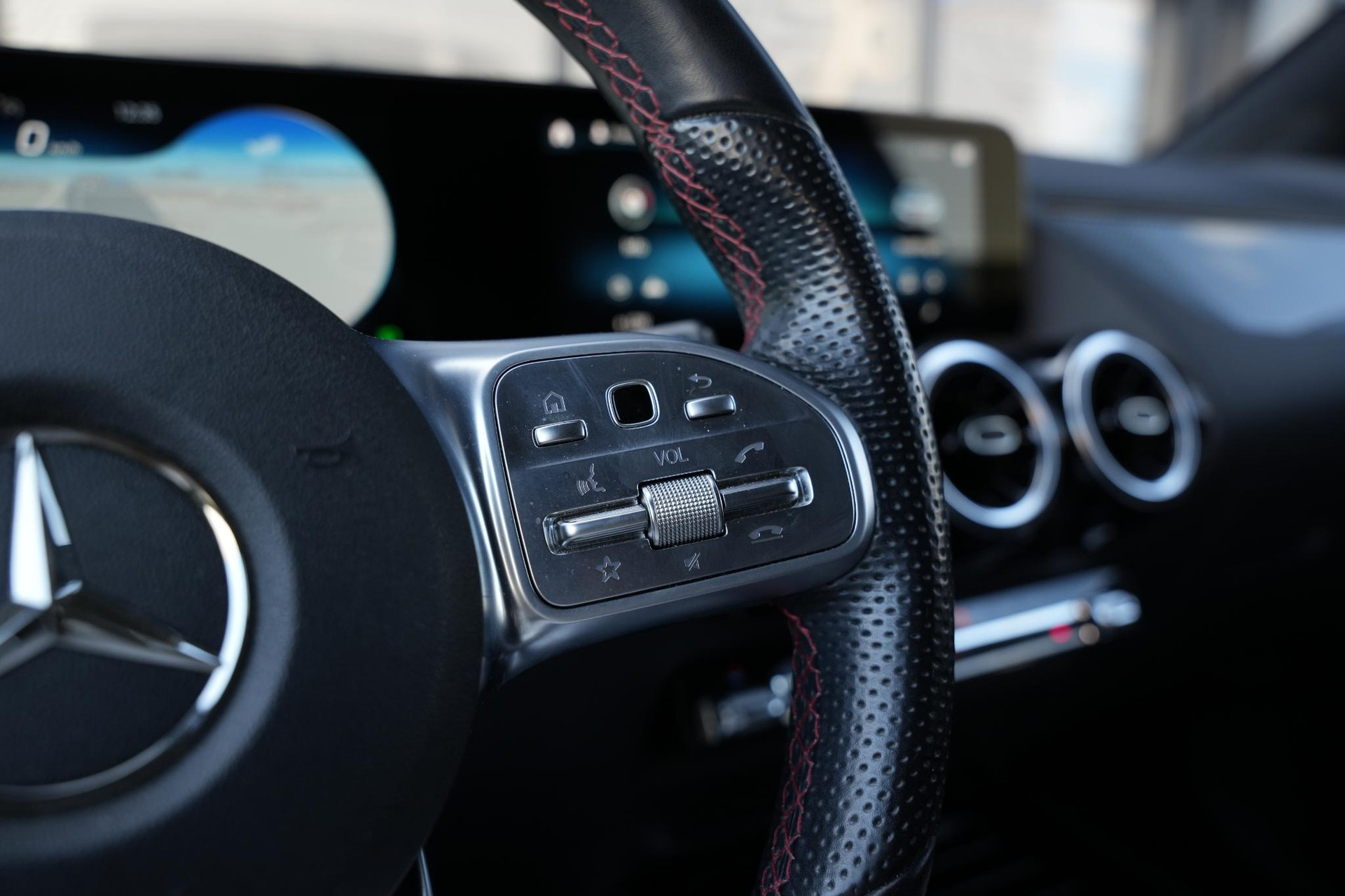 Mercedes-Benz GLA 200 2020 COSMOS BLACK - METALLIC FINISH (191U) 35
