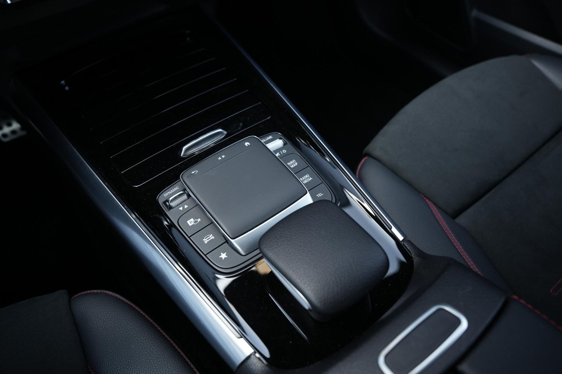 Mercedes-Benz GLA 200 2020 COSMOS BLACK - METALLIC FINISH (191U) 39