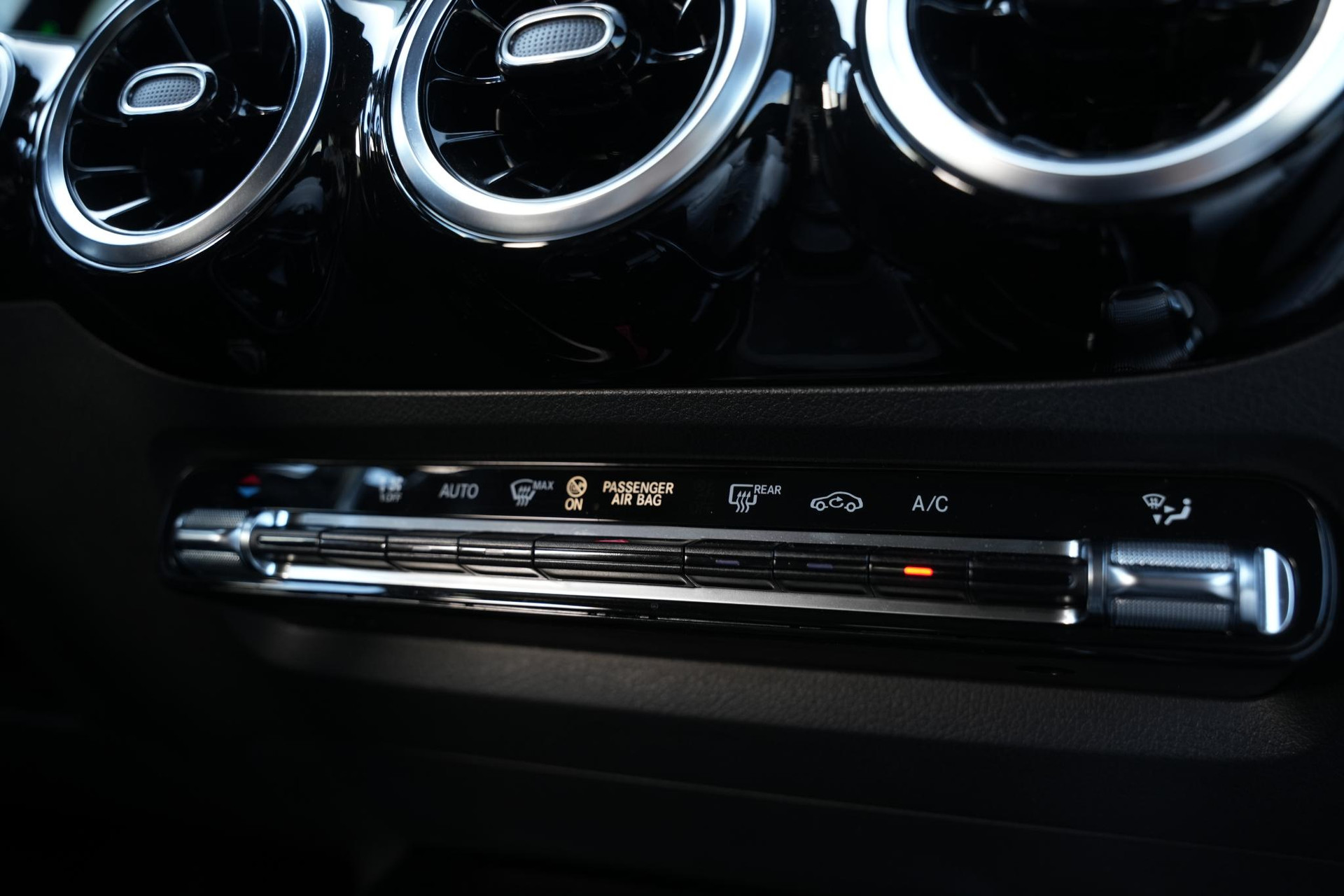 Mercedes-Benz GLA 200 2020 COSMOS BLACK - METALLIC FINISH (191U) 48