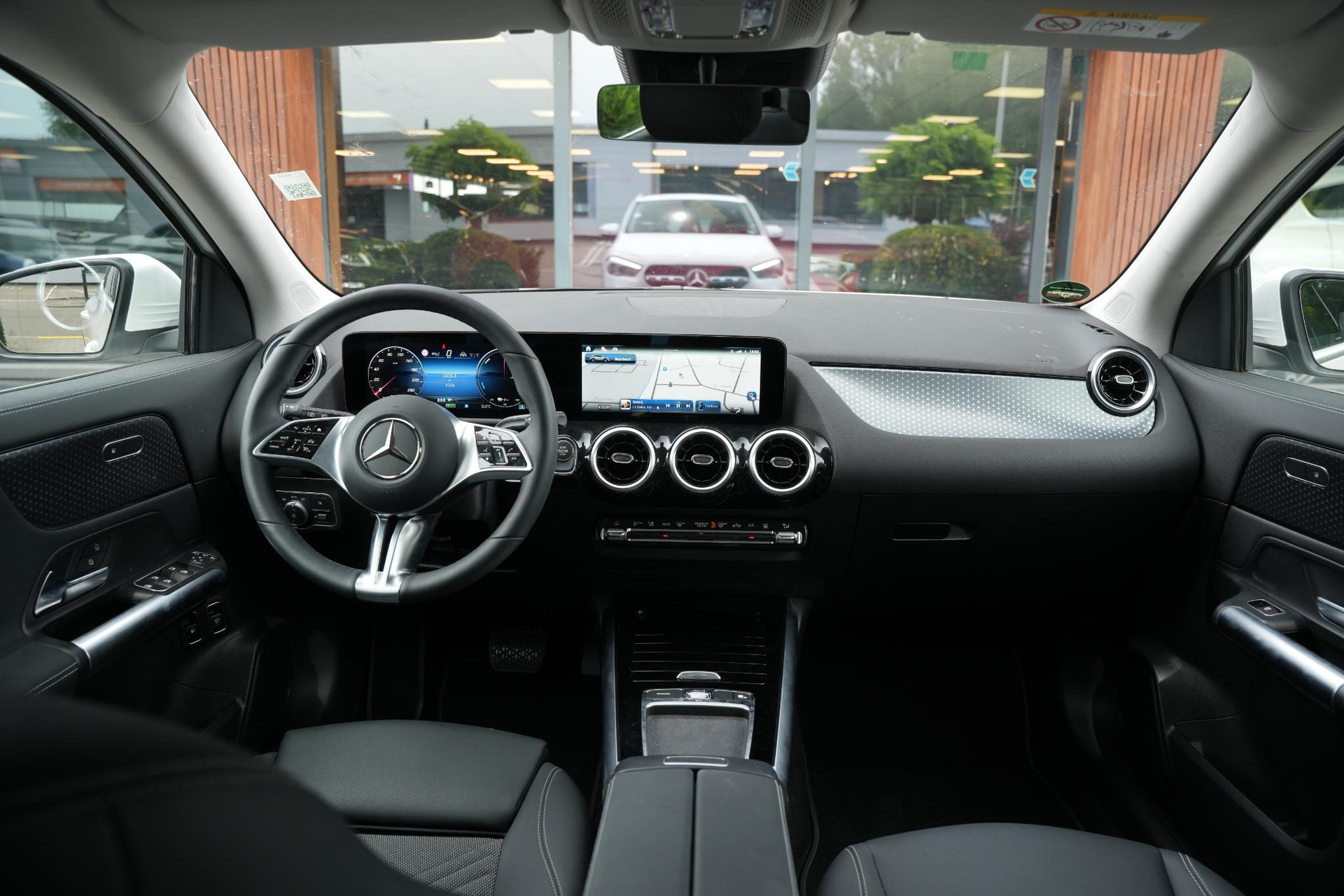 Mercedes-Benz GLA 250 e Business Solution 2025 POLAR WHITE - STANDARD FINISH (149U) 2