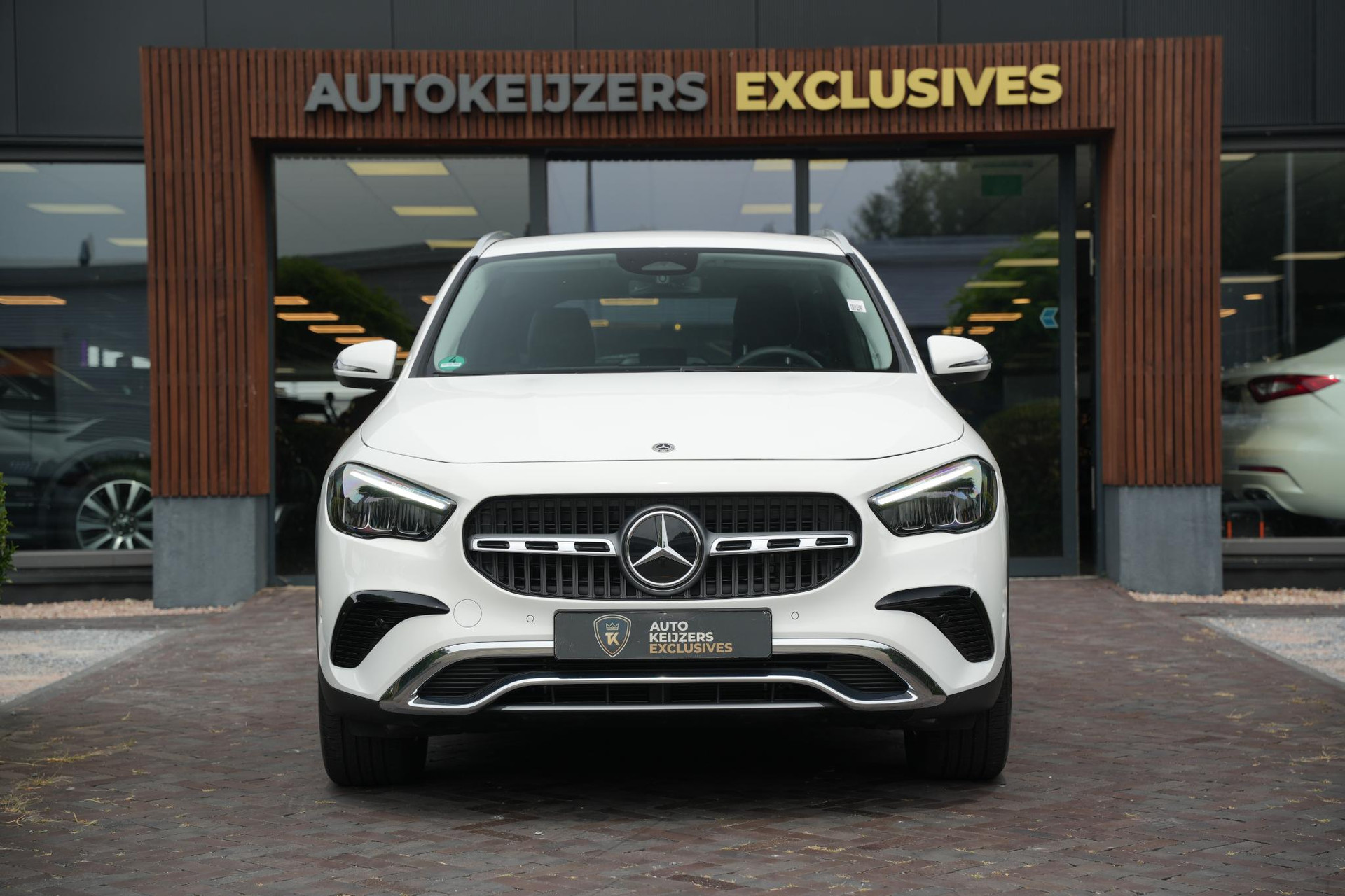Mercedes-Benz GLA 250 e Business Solution 2025 POLAR WHITE - STANDARD FINISH (149U) 3