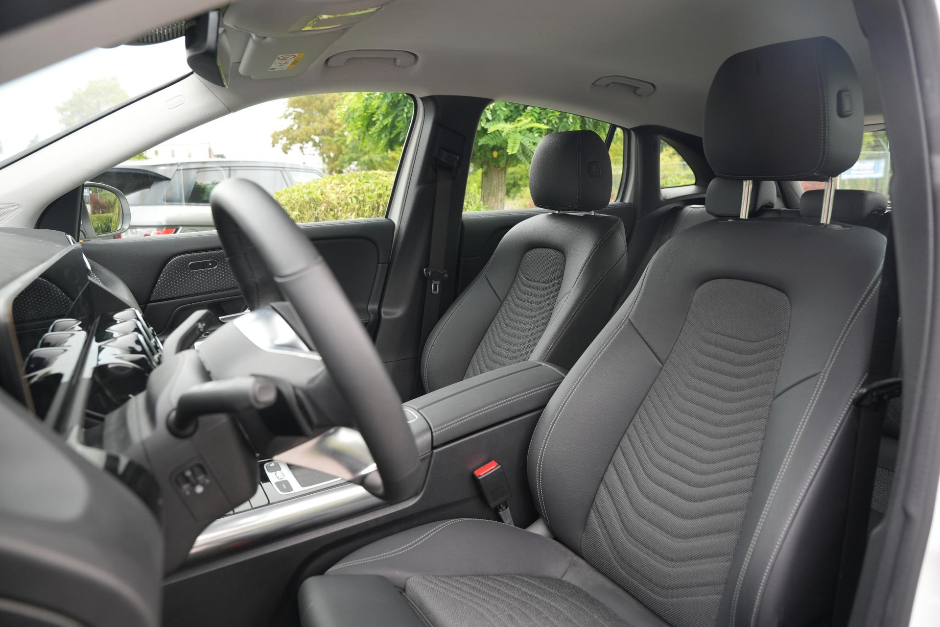 Mercedes-Benz GLA 250 e Business Solution 2025 POLAR WHITE - STANDARD FINISH (149U) 4