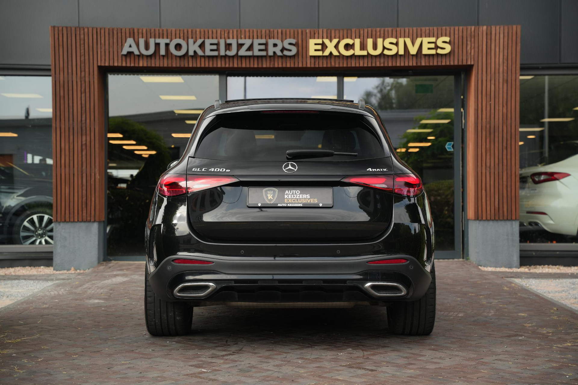 Mercedes-Benz GLC 400e 4MATIC AMG Line 2023 Obsidian black - metallic finish (197U) 11