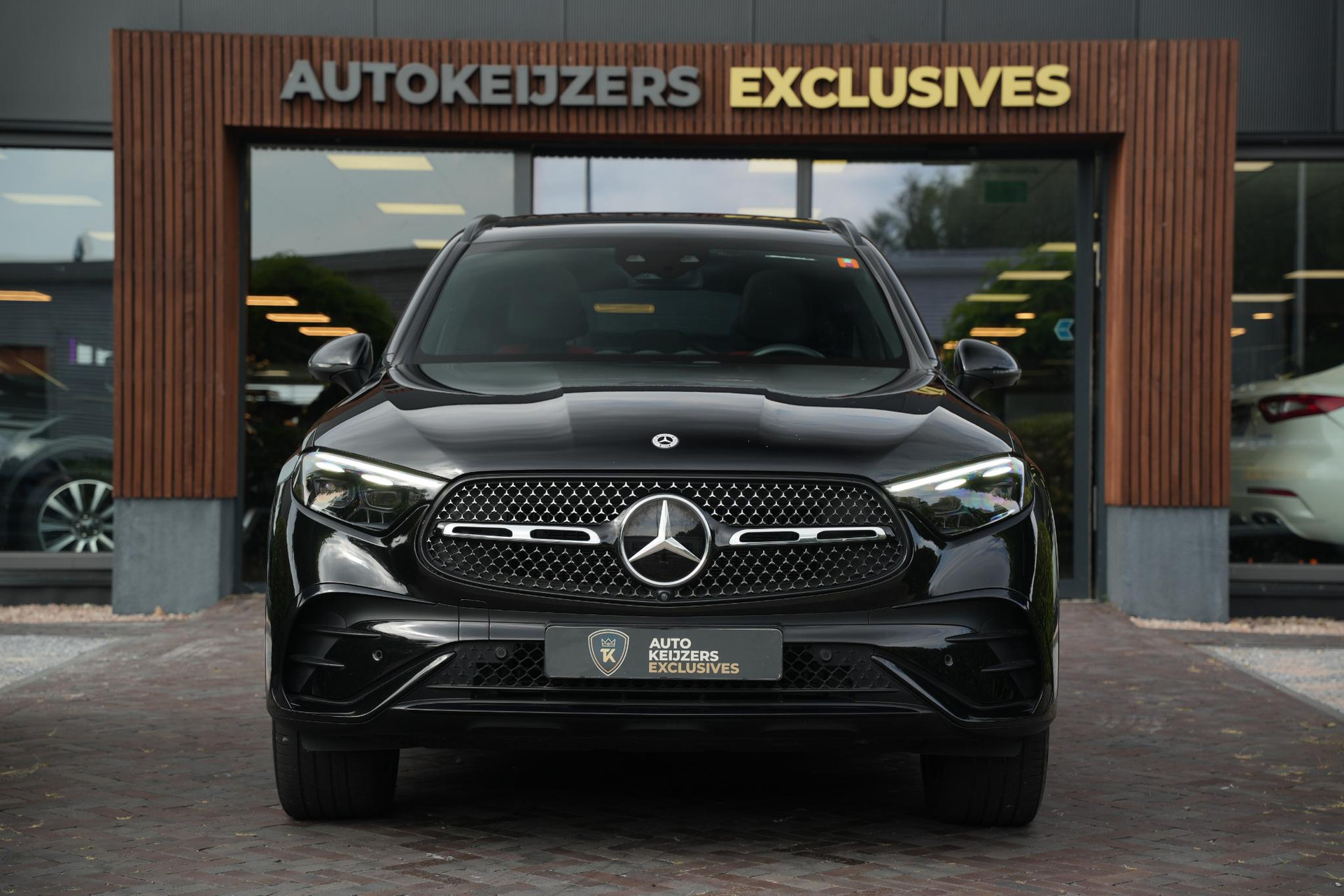 Mercedes-Benz GLC 400e 4MATIC AMG Line 2023 Obsidian black - metallic finish (197U) 3