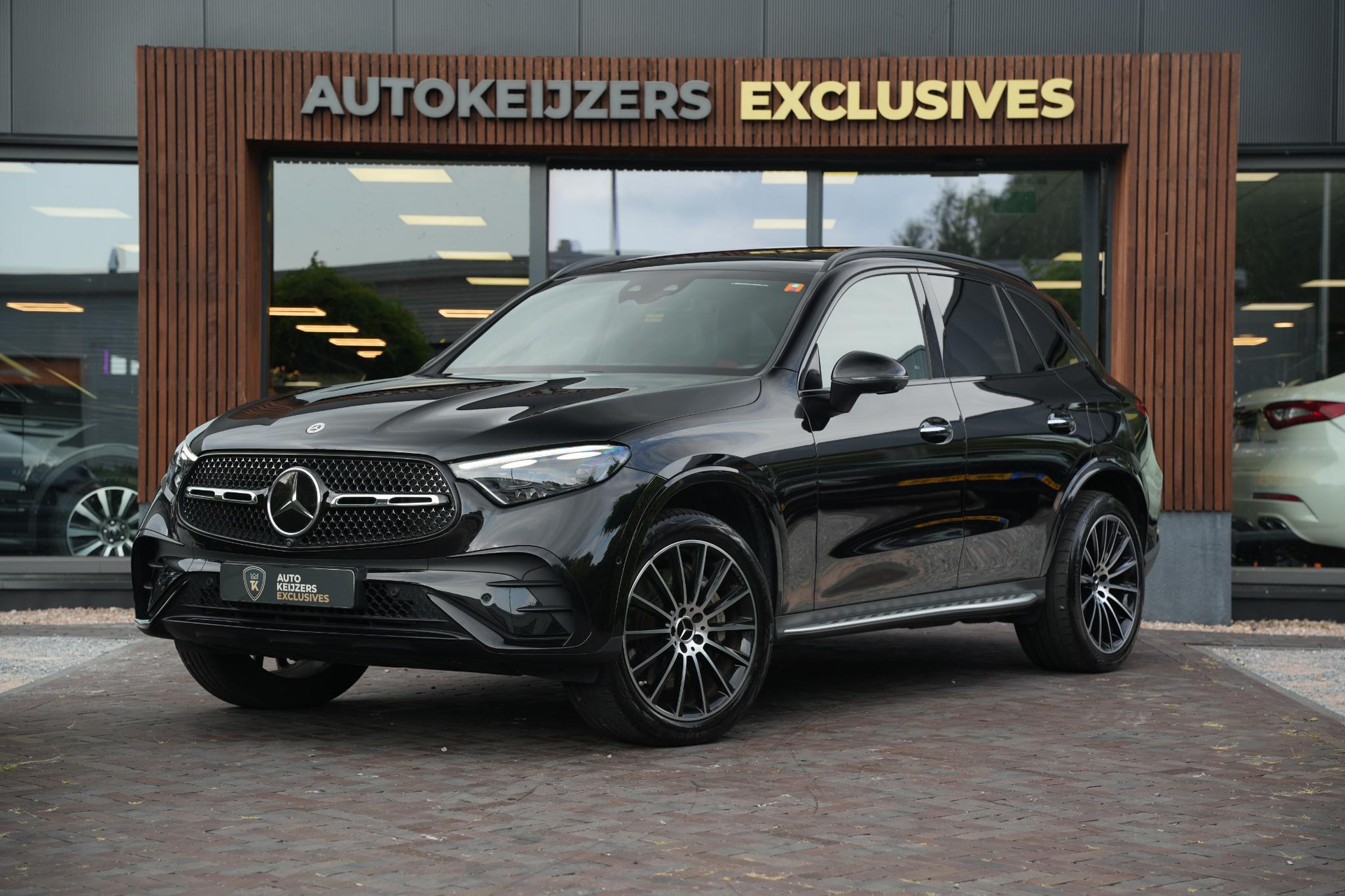 Mercedes-Benz GLC 400e 4MATIC AMG Line 2023 Obsidian black - metallic finish (197U) 5
