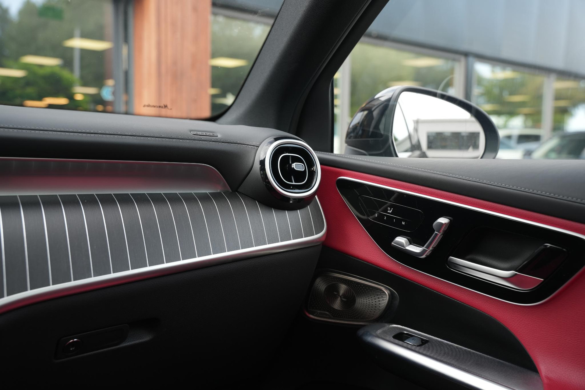 Mercedes-Benz GLC 400e 4MATIC AMG Line 2023 Obsidian black - metallic finish (197U) 55