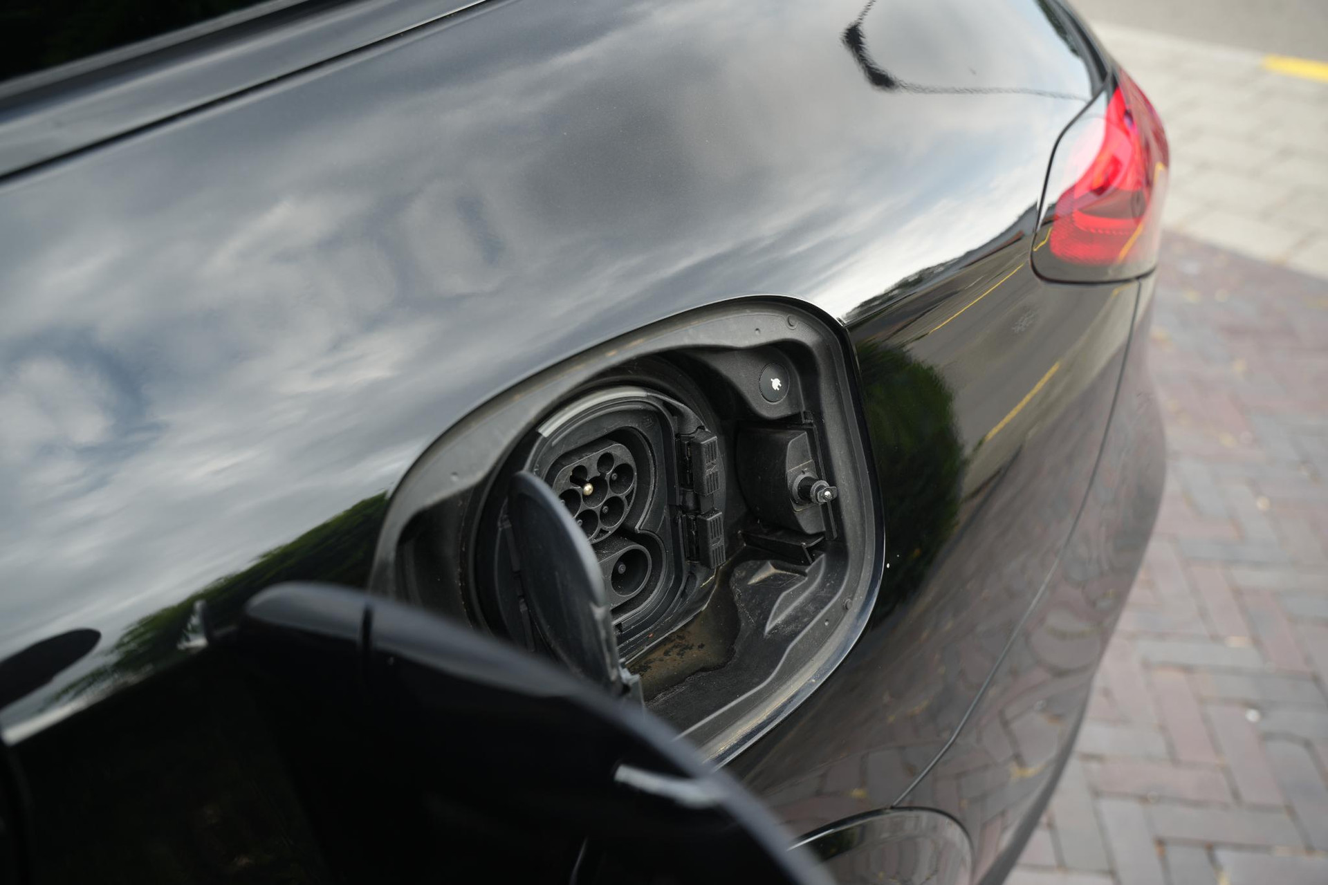 Mercedes-Benz GLC 400e 4MATIC AMG Line 2023 Obsidian black - metallic finish (197U) 61