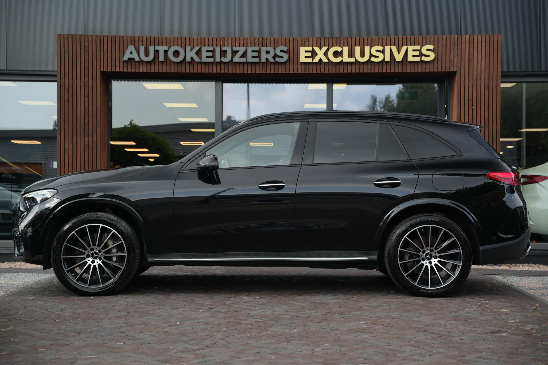 Mercedes-Benz GLC 400e 4MATIC AMG Line 2023 Obsidian black - metallic finish (197U) 7