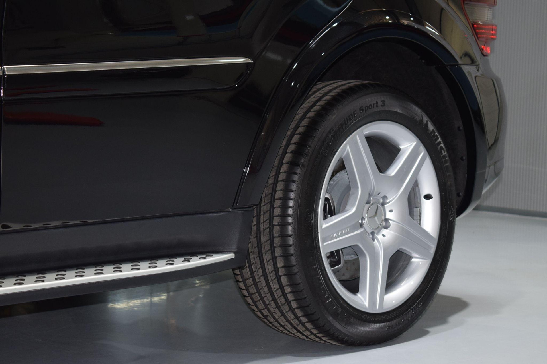 Mercedes-Benz M-Klasse AMG 63 2007 OBSIDIAN BLACK (197U) 55