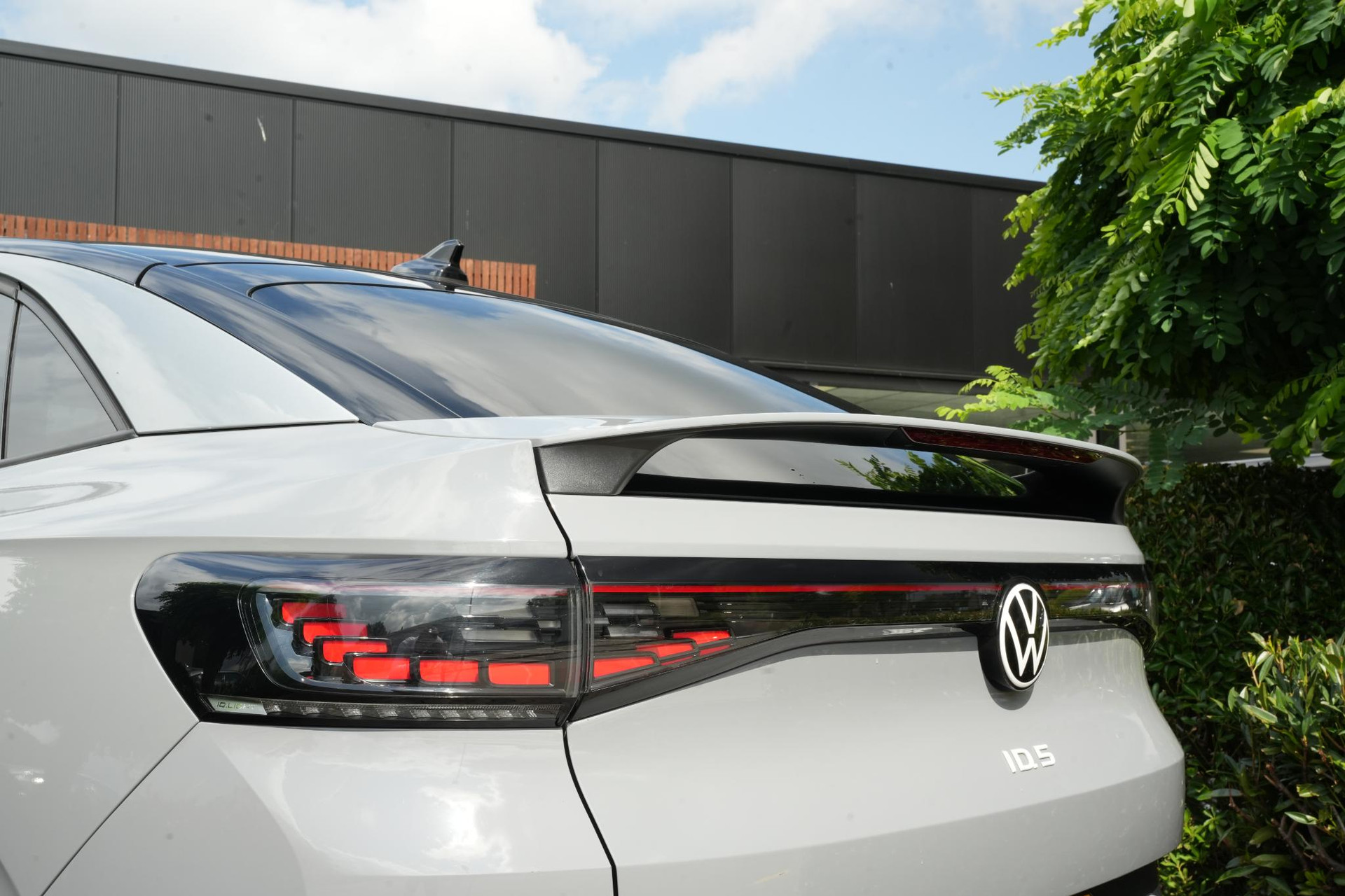 Volkswagen ID.5 Pro 77 kWh 2022 Moonstone grey met zwart dak 11