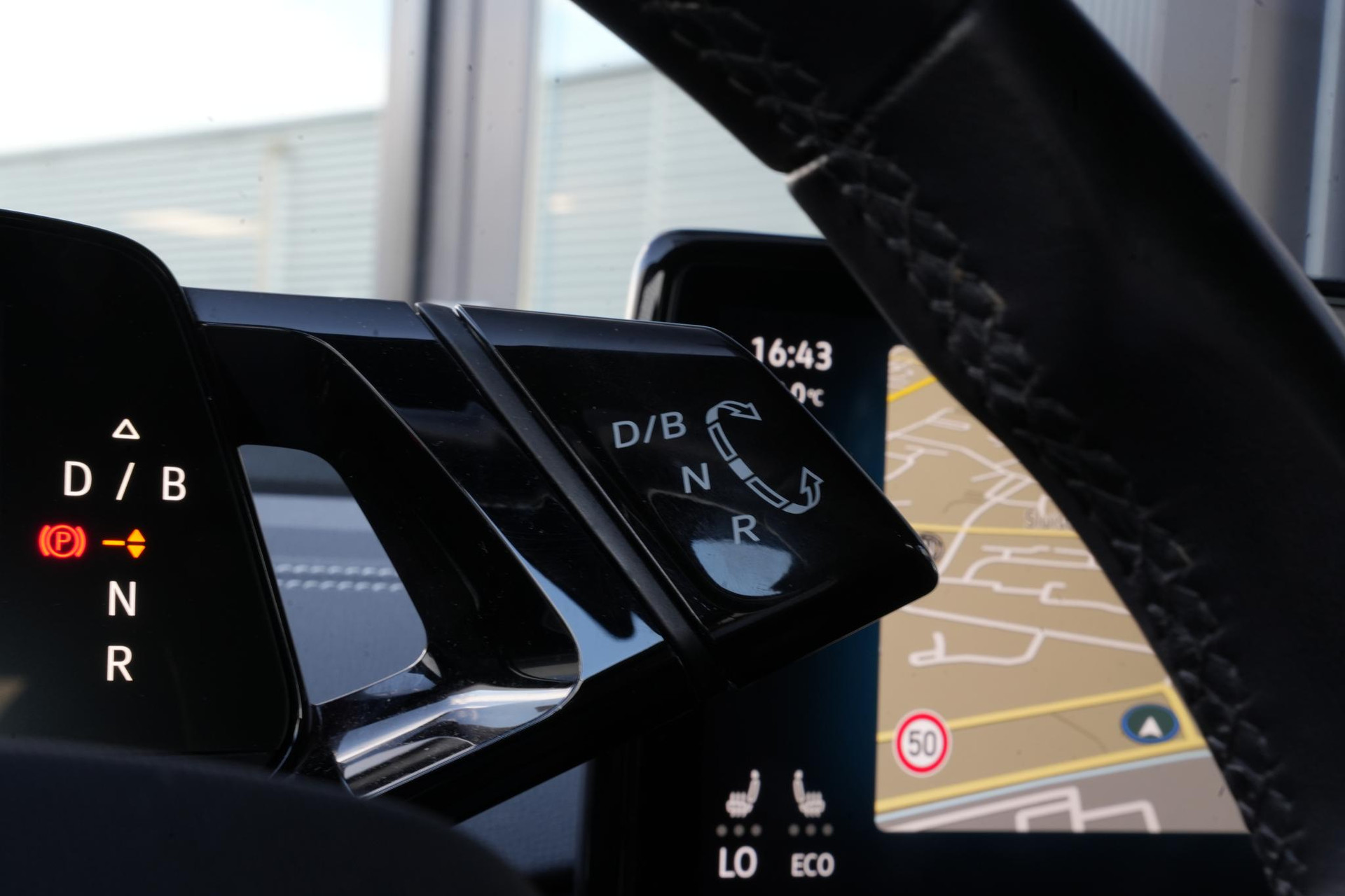 Volkswagen ID.5 Pro 77 kWh 2022 Moonstone grey met zwart dak 24
