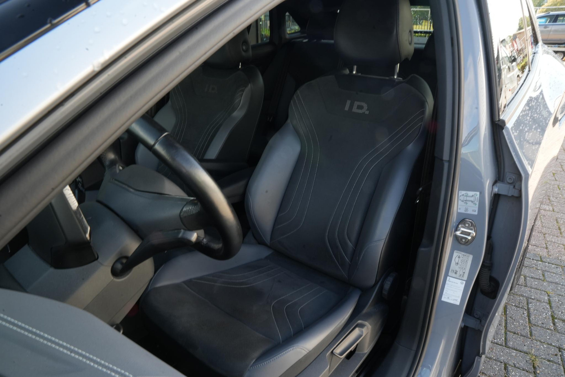 Volkswagen ID.5 Pro 77 kWh 2022 Moonstone grey met zwart dak 29